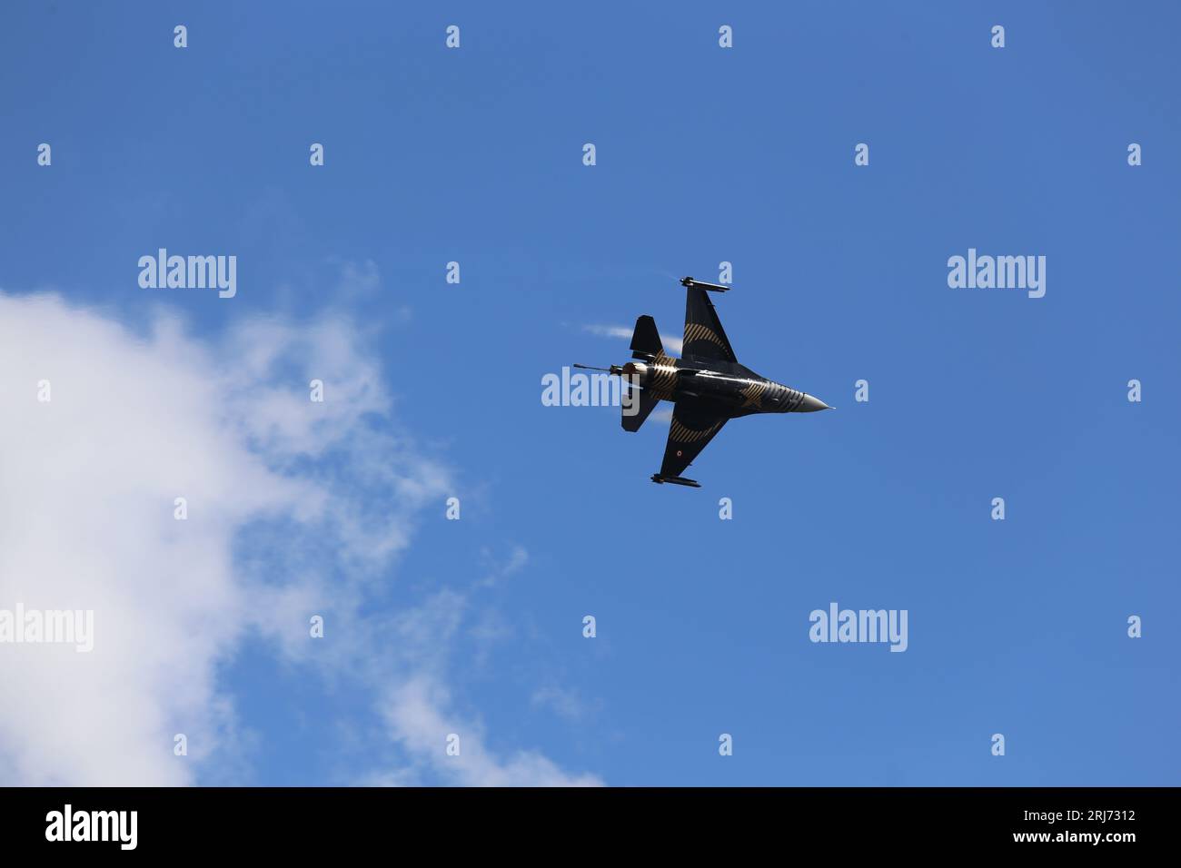 Aviones de combate en la nube. Aviones de combate en el espectáculo aéreo en el cielo azul. aviones et saliendo de la formación en el cielo. Avión de combate de la fuerza aérea en vuelo completo. Foto de stock