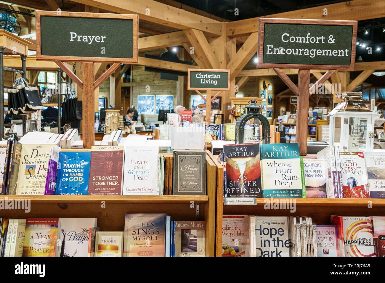 Charlotte Carolina del Norte, biblioteca Billy Graham, libros de estanterías de la librería, oración de aliento, interior interior interior, tienda de negocios merchan Foto de stock