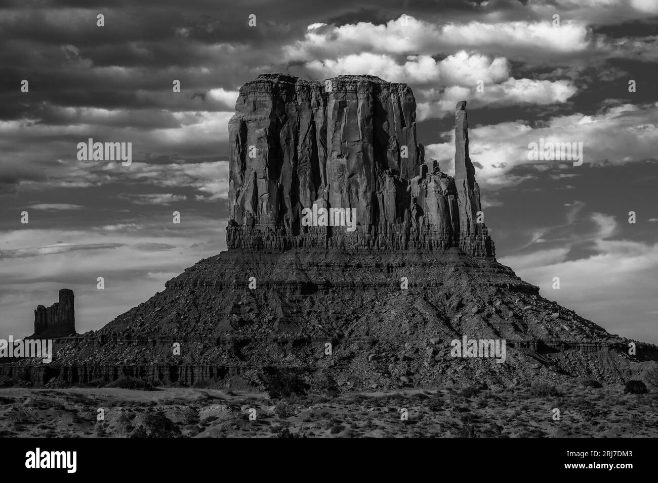 Formación East Mitten, B&W, Monument Valley Arizona #9508 Foto de stock