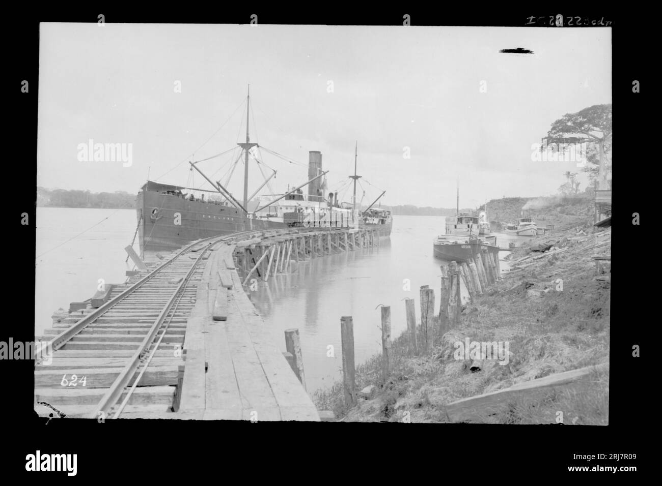 Navio Cargueiro Inglês Atracado no Cais de Porto Velho - 624 1910 por Dana B. Merrill Foto de stock