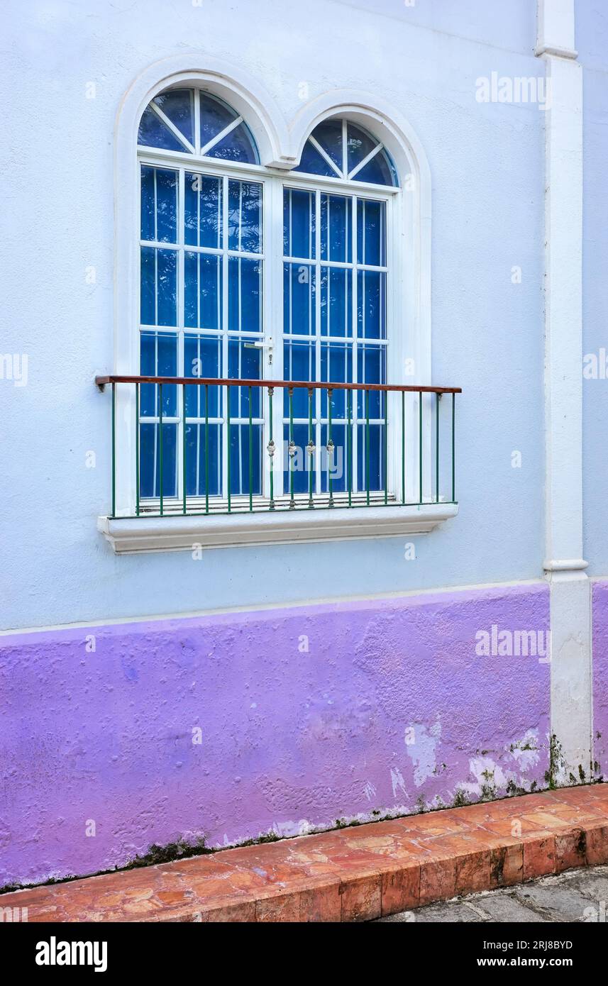Vista de la calle de una fachada colorida con ventana, fondo de arquitectura, Guayaquil, Ecuador. Foto de stock