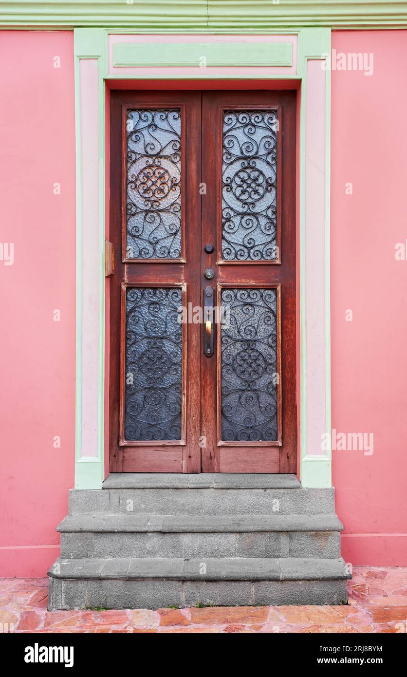 Vista de la calle de una fachada colorida con puerta, fondo de arquitectura, Guayaquil, Ecuador. Foto de stock