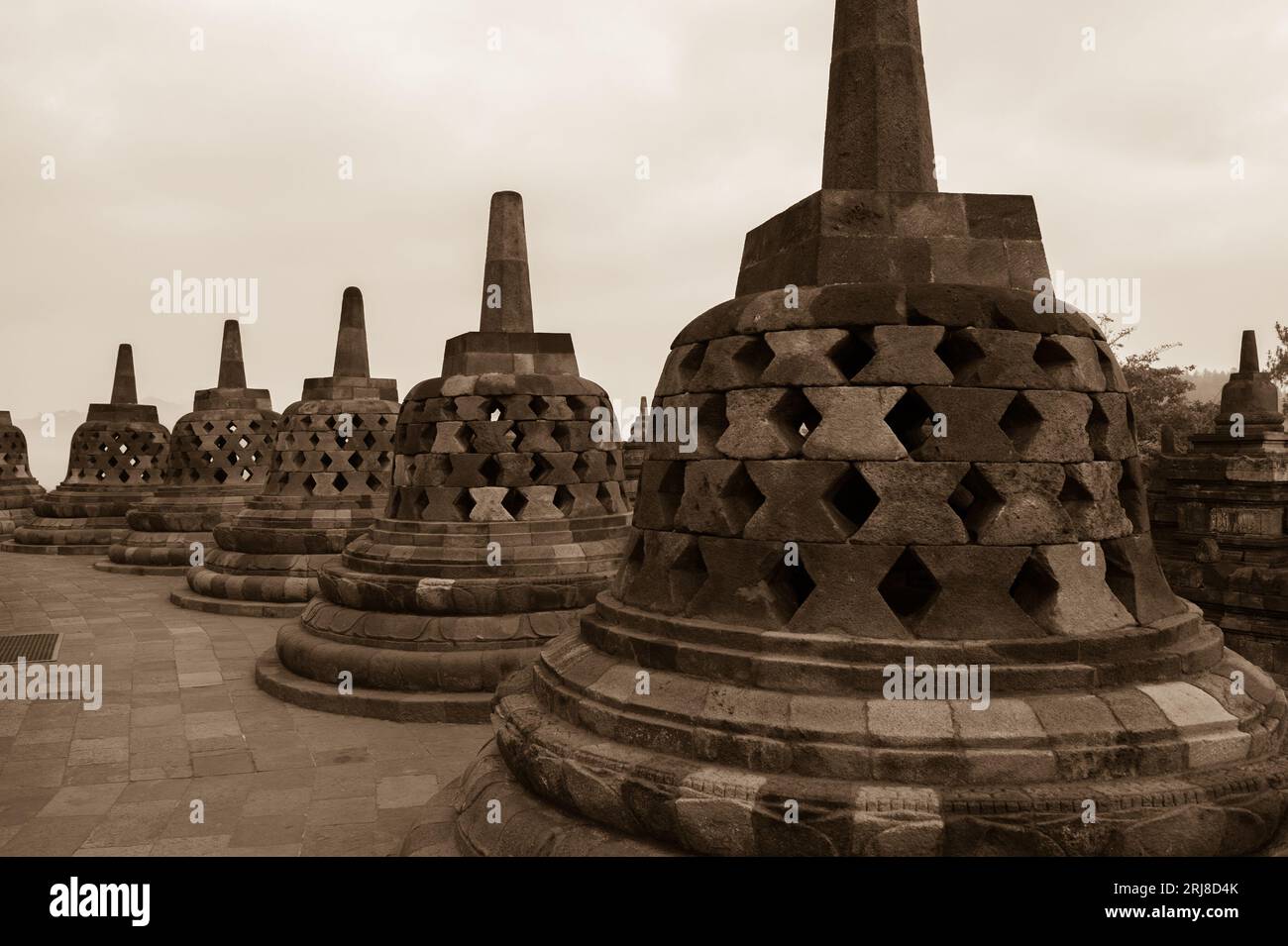 Borobudu al amanecer con estupa, estupas múltiples, en sepia con luz suave Foto de stock