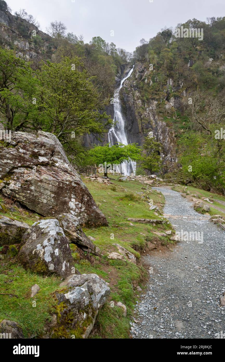 Sendero a Aber Falls Una espectacular cascada en el borde de las montañas Carneddau en el norte de Gales. Foto de stock