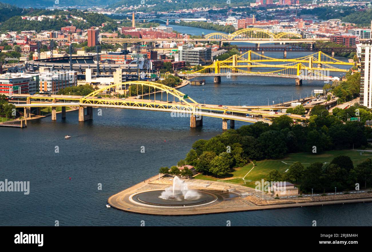 Pittsburgh, Pensylvania, EE.UU. - 8 de agosto de 2023: Vista de Point State Park desde la cima del Monte Washington mirando todos los puentes donde se encuentran los tres ríos Foto de stock