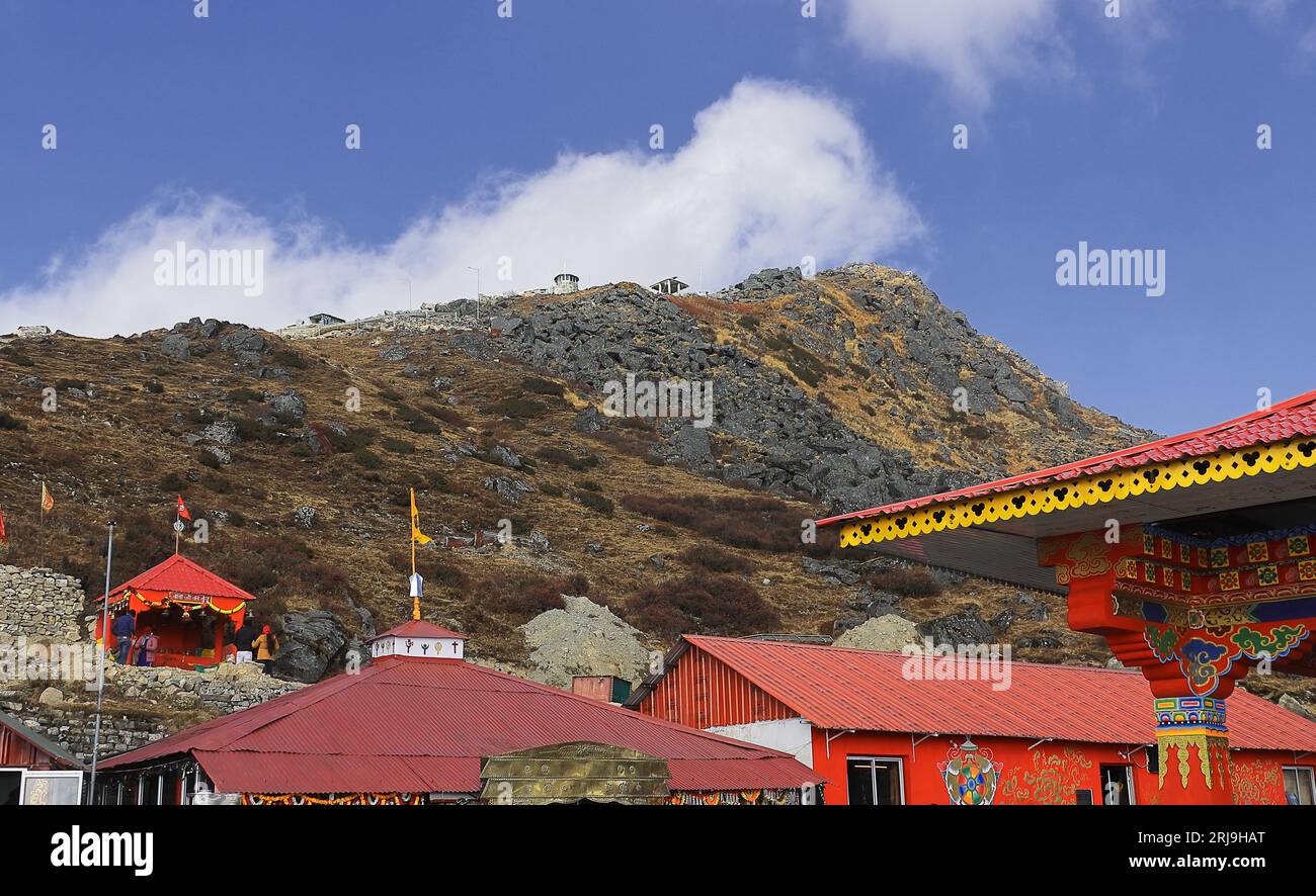 antiguo baba mandir dedicado a harbhajan singh, lugar turístico popular en el este de sikkim cerca del doklam y el paso de nathula, frontera de la india china, recorrido de la ruta de la seda Foto de stock