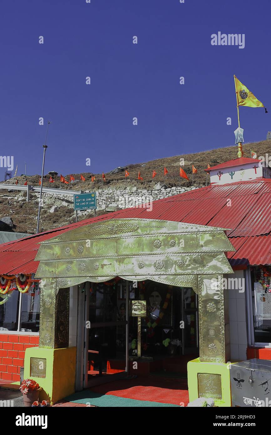 antiguo baba mandir dedicado a harbhajan singh, lugar turístico popular en el este de sikkim cerca del doklam y el paso de nathula, frontera de la india china, recorrido de la ruta de la seda Foto de stock