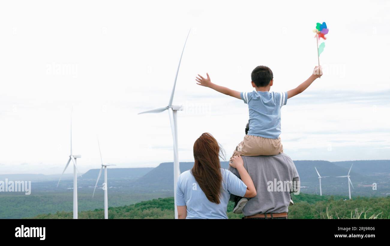Concepto de familia feliz progresiva disfrutando de su tiempo en la granja  de turbina eólica. Generador eléctrico de viento por generador de  aerogenerador en el Fotografía de stock - Alamy