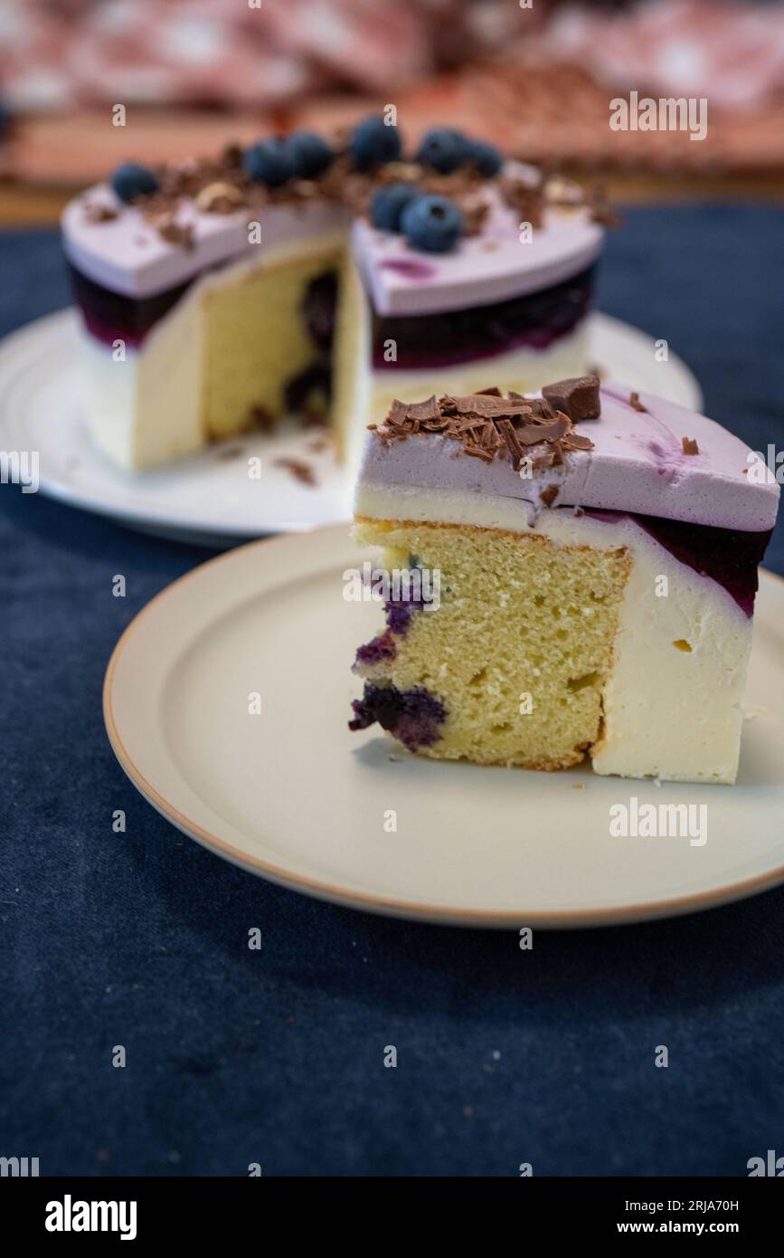 Delicioso pastel de arándanos con chip de chocolate en la parte superior. Foto de stock