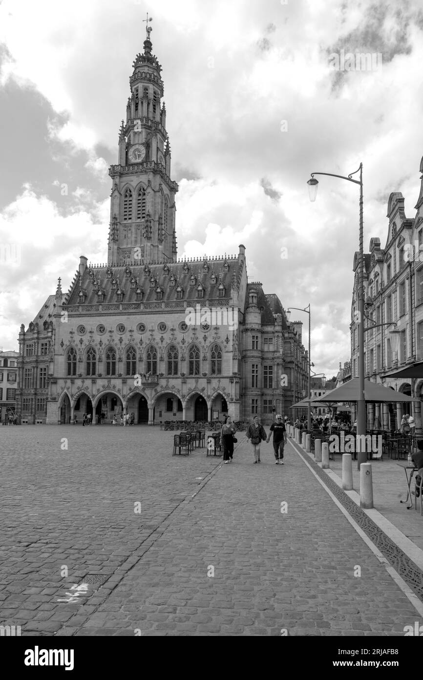 Beffroi d'Arras - Beffroi de l'Hotel de Ville d'Arras en Place des Heros, Arras, Francia - Ayuntamiento de Arras, Francia, UE Foto de stock