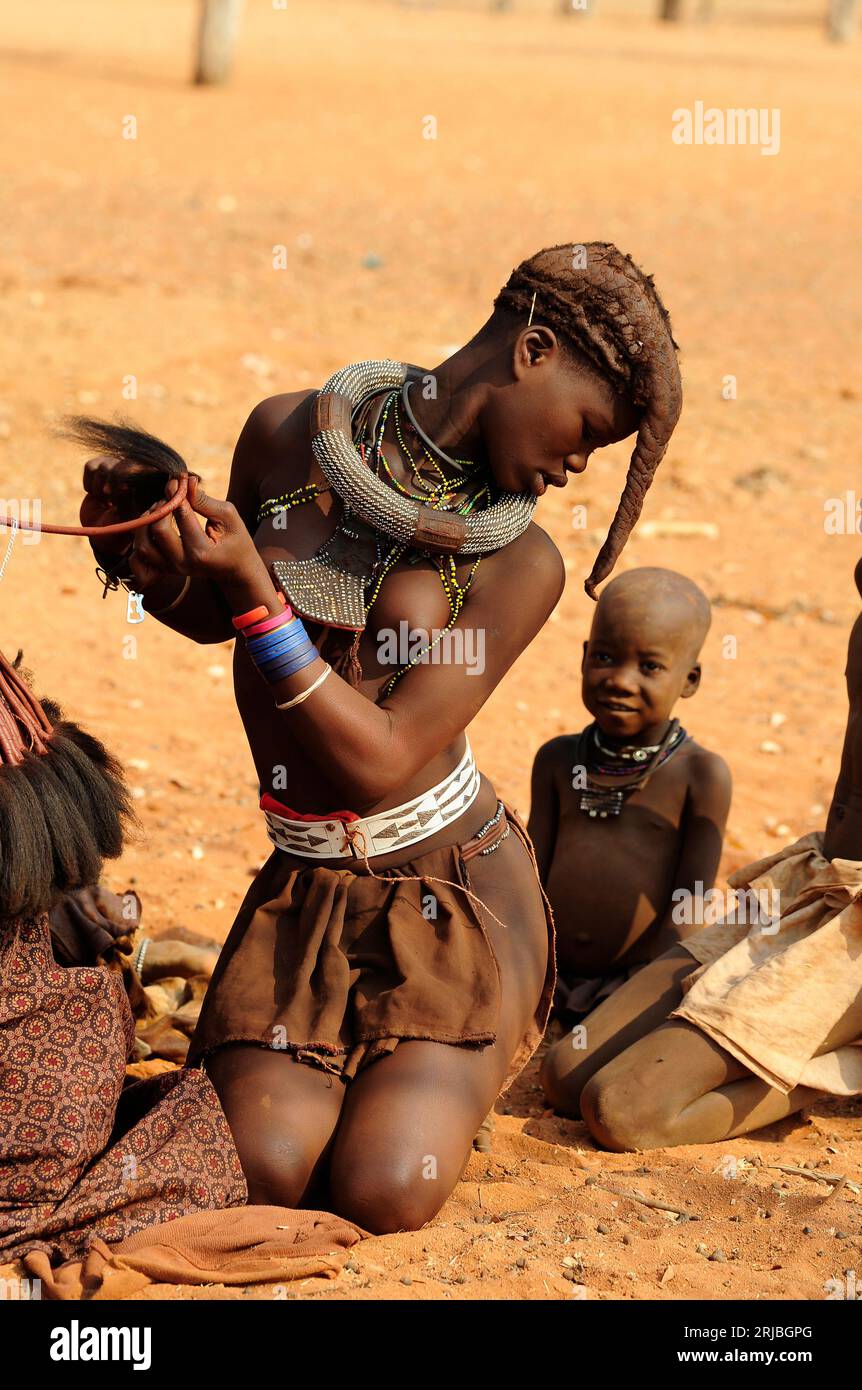 Himba niño y niña en su pueblo. Epupa, Región de Kunene, Kaokoland, Namibia. Foto de stock