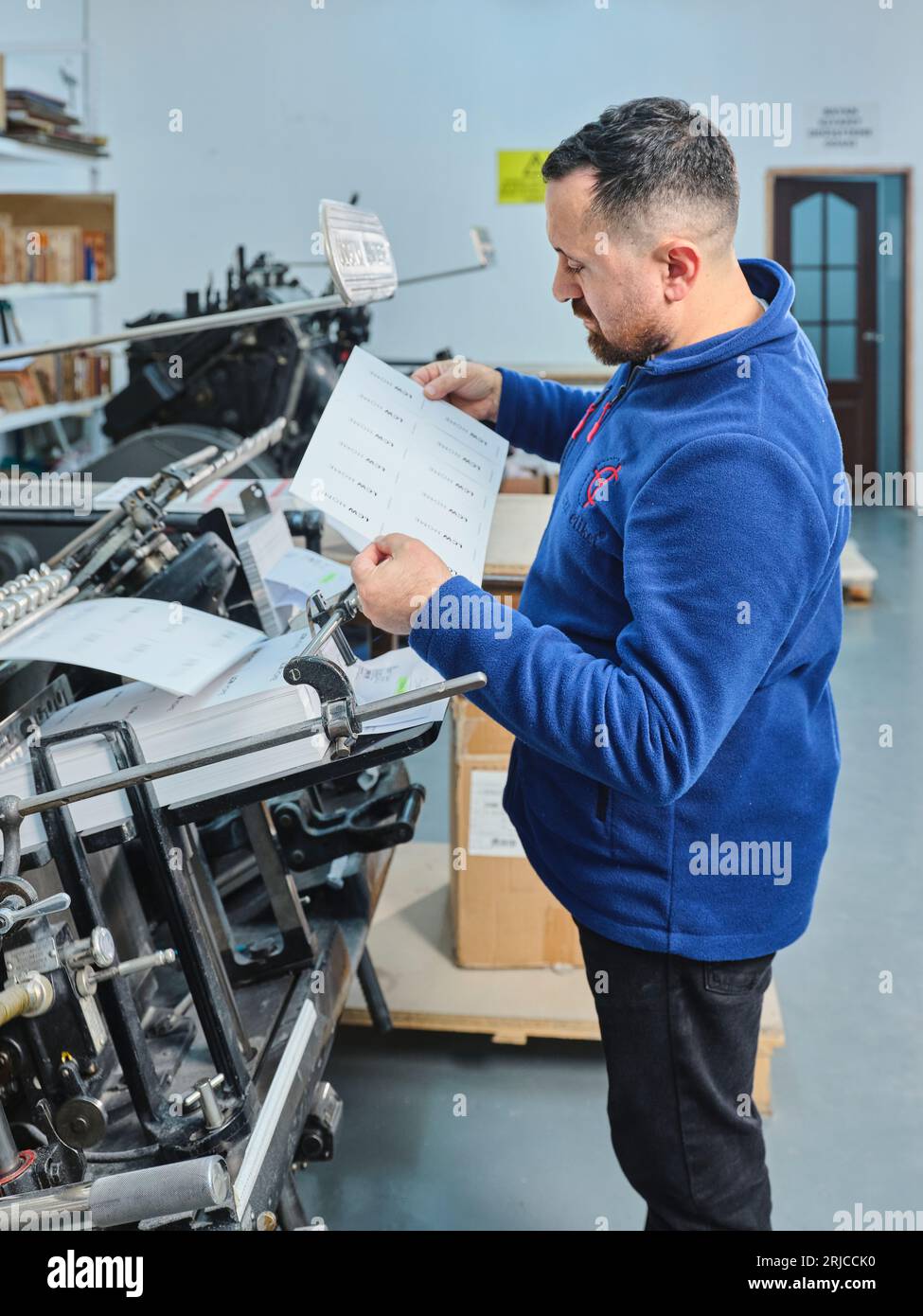 personas que trabajan en una fábrica de impresión de pegatinas. trabajador  utiliza una máquina de impresión stickier. impresora de pegatinas. máquina  de impresión trabajando en etiquetas Fotografía de stock - Alamy