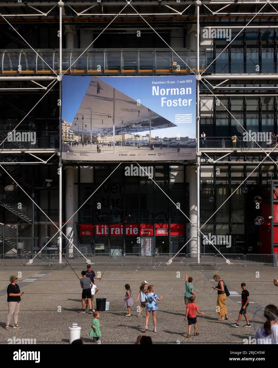 Vista hacia Pompidou mostrando el cartel de la retrospectiva de Norman Foster (Imagen de Edmund Sumner). Centro Pompidou París en 2023, París, Francia. Arquitectura Foto de stock