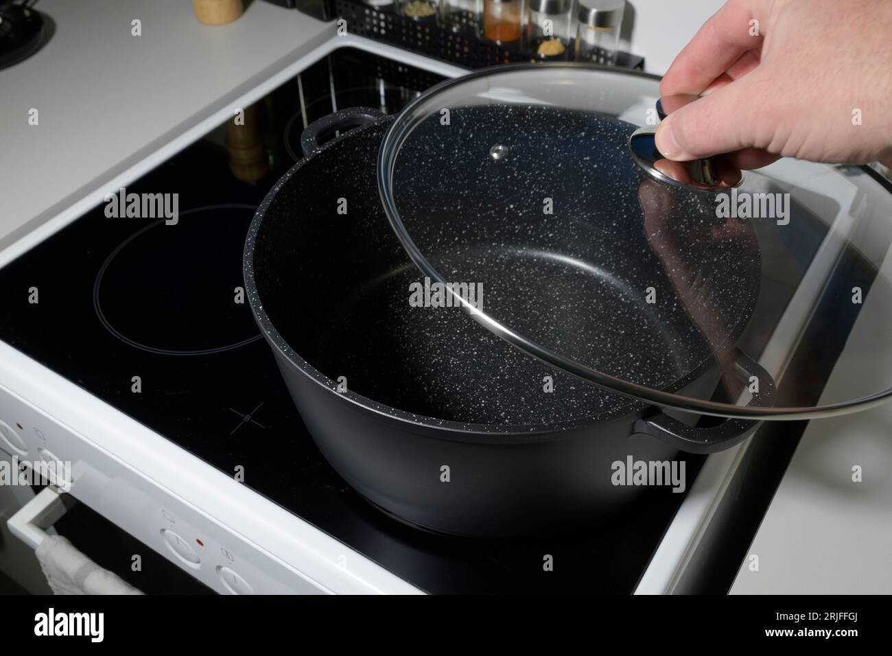Ollas de cocina con tapa de cristal sobre fondo de color Fotografía de  stock - Alamy