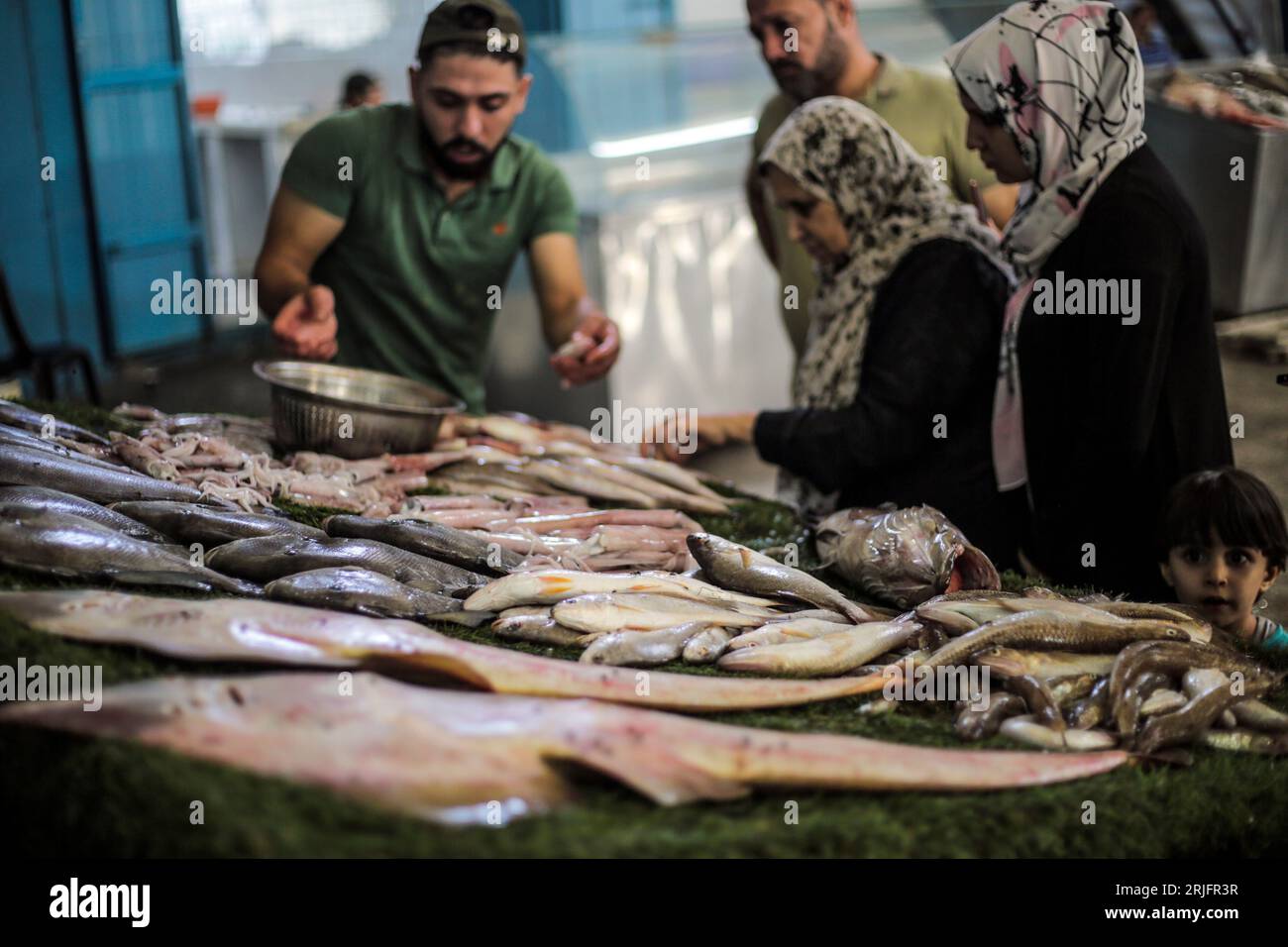 Los pescadores palestinos exhiben sus peces en el mercado central de pescado llamado 'al hesba' en la ciudad de Gaza después de regresar de un viaje de pesca desde el mar Mediterráneo, en la ciudad de Gaza. Los pescadores palestinos son objeto de violaciones diarias por parte de los barcos israelíes, y hoy ha sido una posición en solidaridad con los pescadores en el puerto de Gaza. Foto de stock