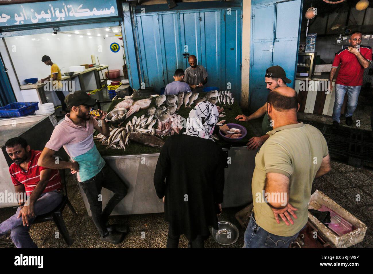 22 de agosto de 2023, Ciudad de Gaza, Franja de Gaza, Palestina: Pescadores palestinos exhiben sus peces en el mercado central de pescado llamado ''al hesba'' en la ciudad de Gaza después de regresar de un viaje de pesca desde el mar Mediterráneo, en la ciudad de Gaza. Los pescadores palestinos son objeto de violaciones diarias por parte de los barcos israelíes, y hoy ha sido una posición en solidaridad con los pescadores en el puerto de Gaza. (Imagen de crédito: © Mahmoud Issa/SOPA Images vía ZUMA Press Wire) ¡SOLO USO EDITORIAL! ¡No para USO comercial! Foto de stock