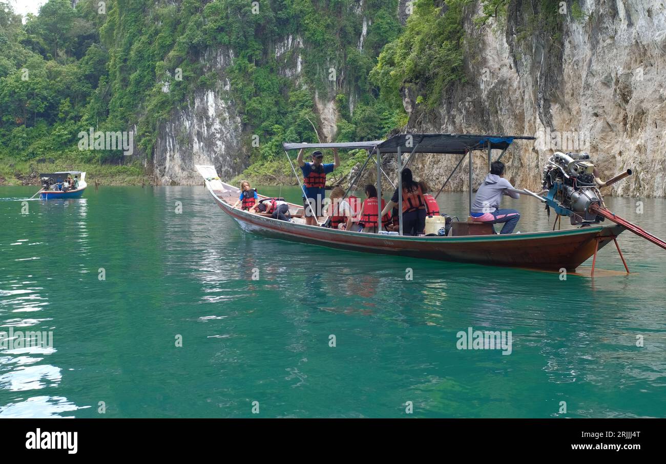 Un barco tailandés largo y alto en un parque nacional Foto de stock