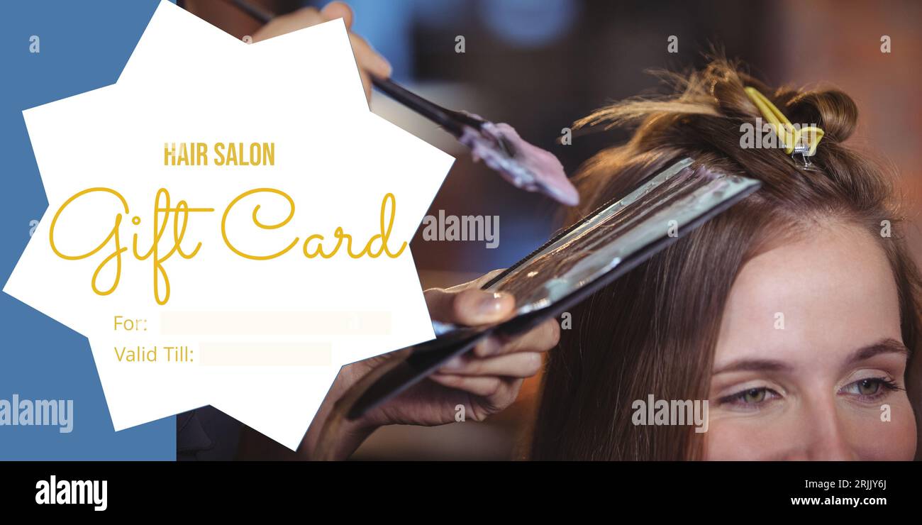 Compuesto de texto de certificado de regalo de salón de belleza sobre cliente femenino caucásico en salón de peluquería Foto de stock