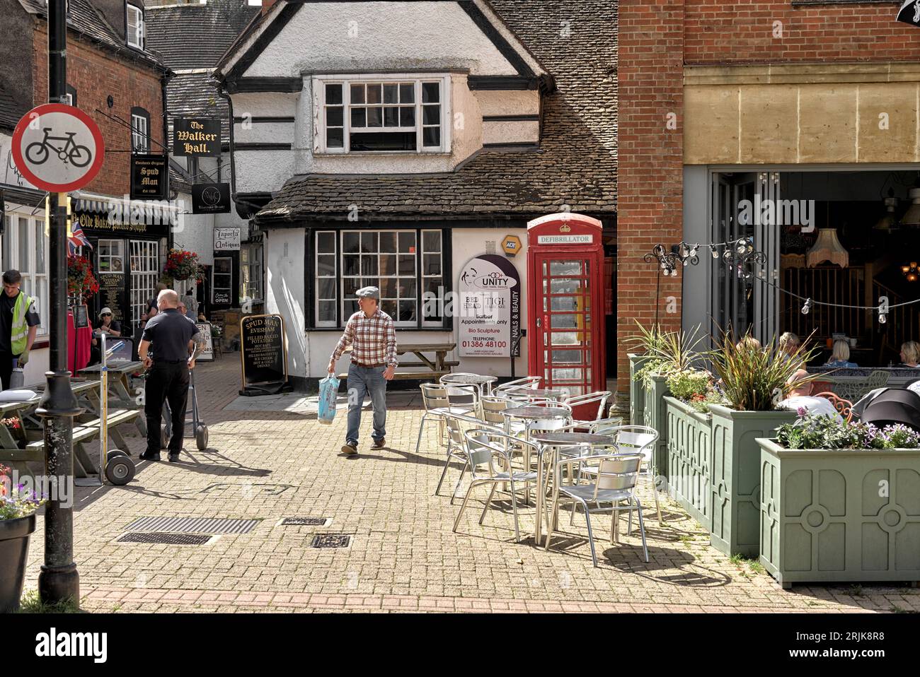 Evesham Worcestershire Market Square con calle empedrada y restaurantes y cafeterías. Inglaterra Reino Unido Foto de stock