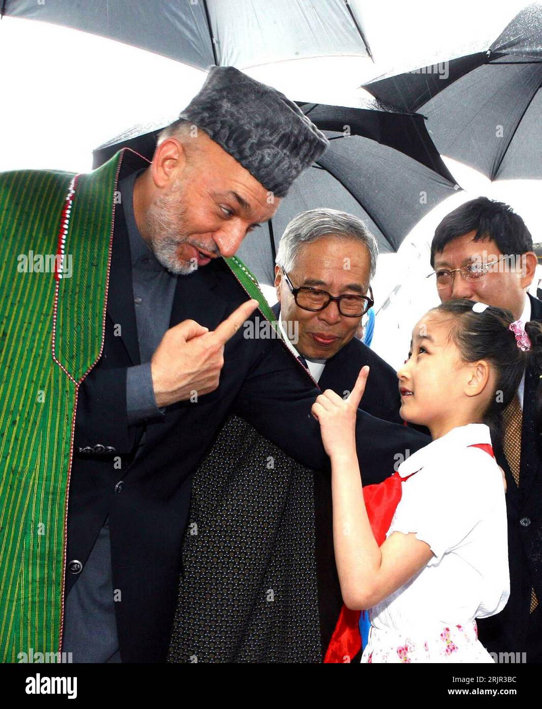 Bildnummer: 51284406 Datum: 14.06.2006 Copyright: Imago/Xinhua Staatspräsident Hamid Karzai (li., AFG) wird von einer chinesischen Schülerin begrüßt und beide heben mahnend den Zeigefinger während seiner Ankunft auf dem Pudong International Airport in Shanghai PUBLICATIONxNOTxINxCHN, Personalidad; Fretisch , 2006 , Fretisch , Freude , Shanghai, Politiker, Politik, lächeln, Gestik, Zeigefinger, Fingerzeig; , hoch, Kbdig, Gruppenbild, close, China, Randbild, Personas O0 kurios, mahnen, ermahnen Foto de stock
