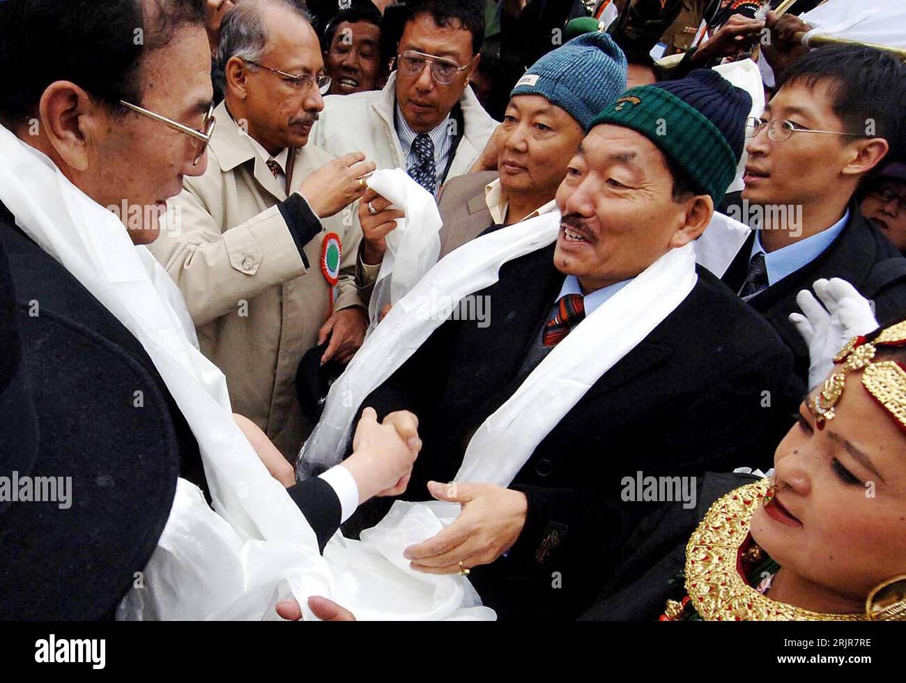 Número de archivo: 51323022 Fecha: 06.07.2006 Copyright: Imago/Xinhua Qiangba Puncog (li., CHN/Vorsitzender Chinas tibetischer Regional Regierung) und Pawan Kumar Chamling (re., IND/Minister von Indiens Sikkim Staat) anlässlich der Wiedereröffnung des Grenzhandels zwischen Tibet und Indien am Nathnadxong, Nathnadxu Pass,, Nadxu Pass, Nadxong, Nadxu Pass, Nadxong, Nadu Pass, 2006 Tibet, Politiker, Shakehands, Shakehands, Eröffnungszeremonie, Eröffnung, Wiedereröffnungszeremonie,; , quer, Kbdig, Gruppenbild, Política internacional, Política, China, Randbild, personas / Grenzhandel Foto de stock