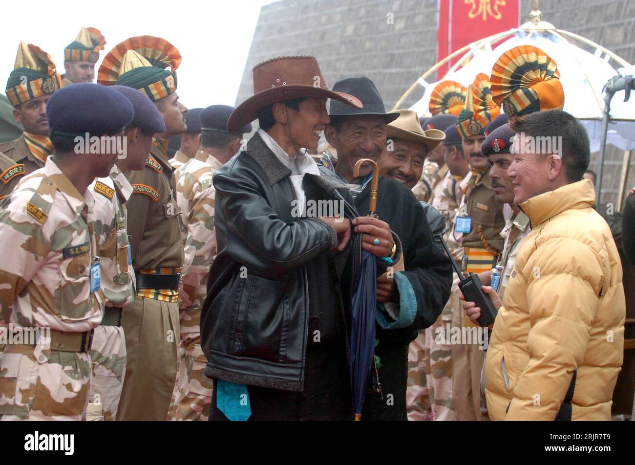 Bildnummer: 51323053 Datum: 06.07.2006 Copyright: Imago/Xinhua Tibetische Händler betreten indischen Boden anlässlich der Wiedereröffnung des Grenzhandels zwischen Tibet und Indien am Nathula Pass - Yadong - PUBLICATIONxNOTxINxCHN, Personen , Optimistisch; 2006, Nathu la Pass, Yadong, Tibet, Eröffnung, Grenzhandel, Indisch, indischer, Soldat, Soldados, Indisches, Tierra, leute, Einheimischer, Einheimischer, Mann, Männer, Inder, indische, Tibeter, Chino, Chinesin, China, China, china, China, China Grenzsoldaten, Grenzübergang, Grenzübergänge, tibetisch, tibetischer Foto de stock