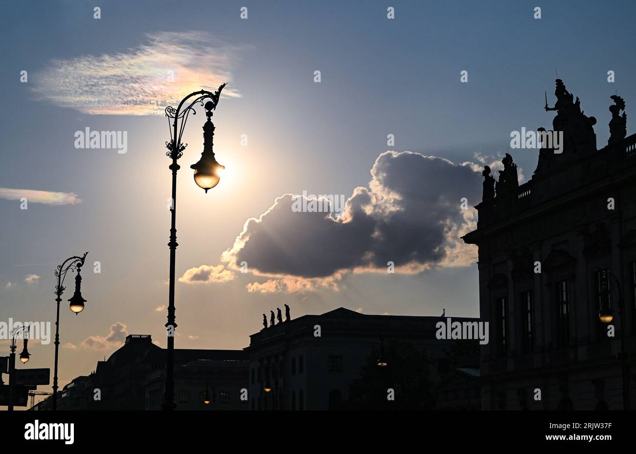 Berlín, Alemania. 23 de agosto de 2023. El sol se pone por la noche en el bulevar Unter den Linden. Crédito: Jens Kalaene/dpa/Alamy Live News Foto de stock