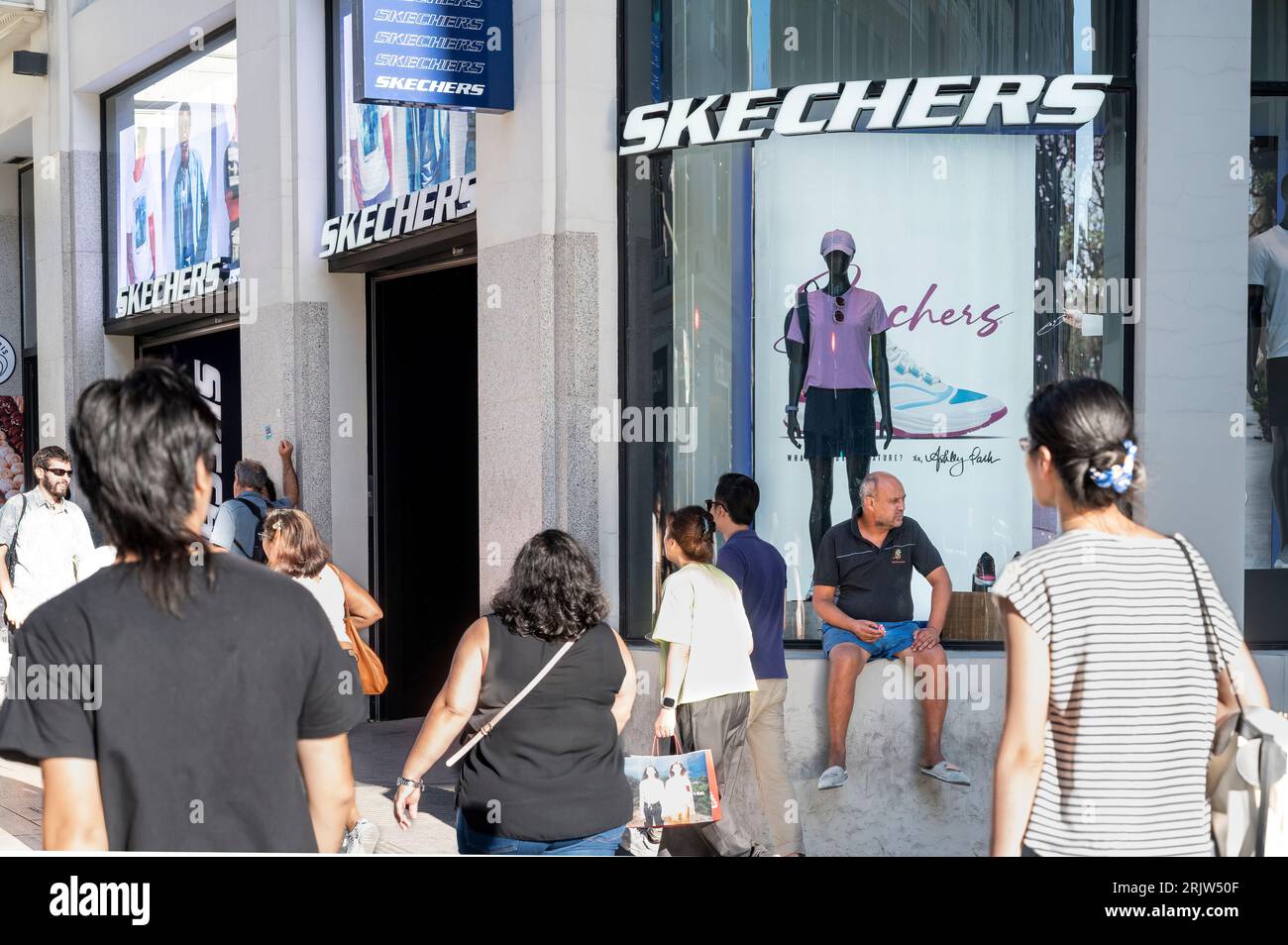 Peatones y compradores pasan por delante de la tienda Skechers de la marca  americana de calzado de alto rendimiento y estilo de vida en España  Fotografía de stock - Alamy
