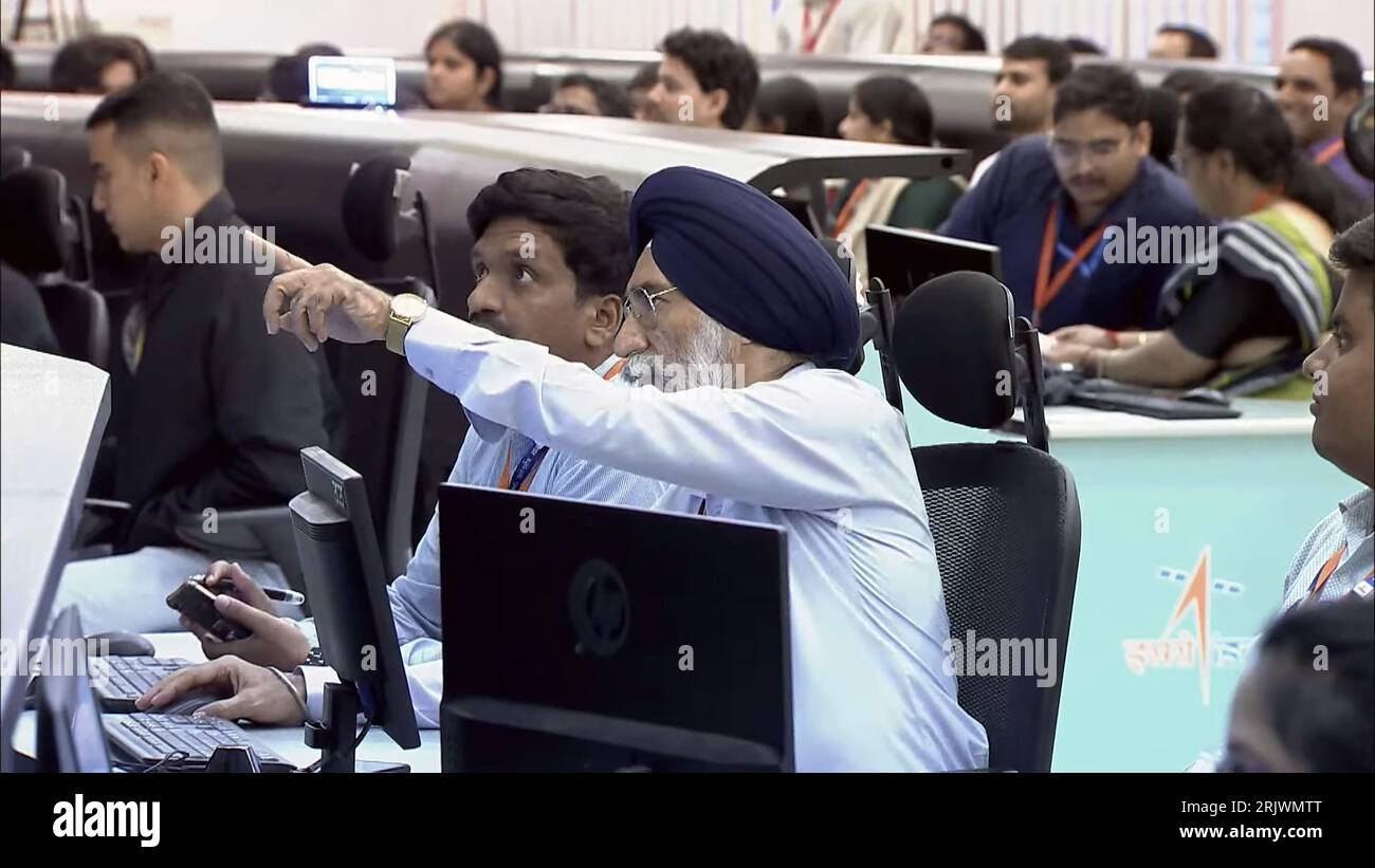 Bengaluru, India. 23 de agosto de 2023. Científicos de la Organización India de Investigación Espacial (ISRO) esperan el aterrizaje de la nave espacial Chandrayaan-3 en la luna en las instalaciones de la Red de Telemetría, Seguimiento y Comando de ISRO en Bengaluru, India, el miércoles 23 de agosto de 2023. India hizo historia el miércoles 23 de agosto, se convirtió en la primera nación en aterrizar en la región del polo sur de la luna. Foto de la Organización India de Investigación Espacial (ISRO) / Crédito: UPI/Alamy Live News Foto de stock