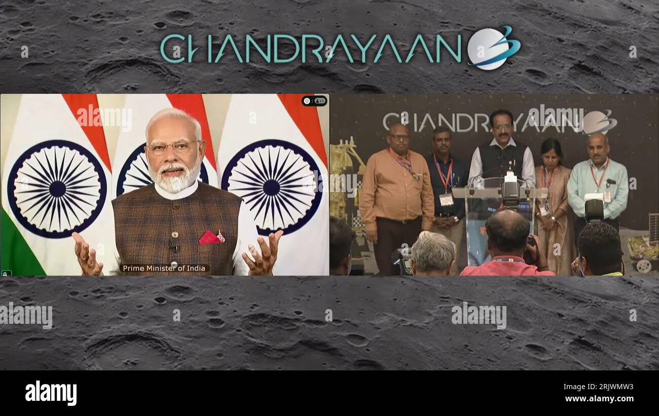 Bengaluru, India. 23 de agosto de 2023. El Primer Ministro de la India, Narendra Modi, felicita a la Organización India de Investigación Espacial (ISRO) por el exitoso aterrizaje lunar de la nave espacial Chandrayaan-3 en el polo sur de la Luna el miércoles 23 de agosto de 2023. El evento fue transmitido en vivo desde las instalaciones de la Red de Telemetría, Seguimiento y Comando (TMCC) de ISRO en Bengaluru, India. Foto de la Organización India de Investigación Espacial (ISRO) / Crédito: UPI/Alamy Live News Foto de stock