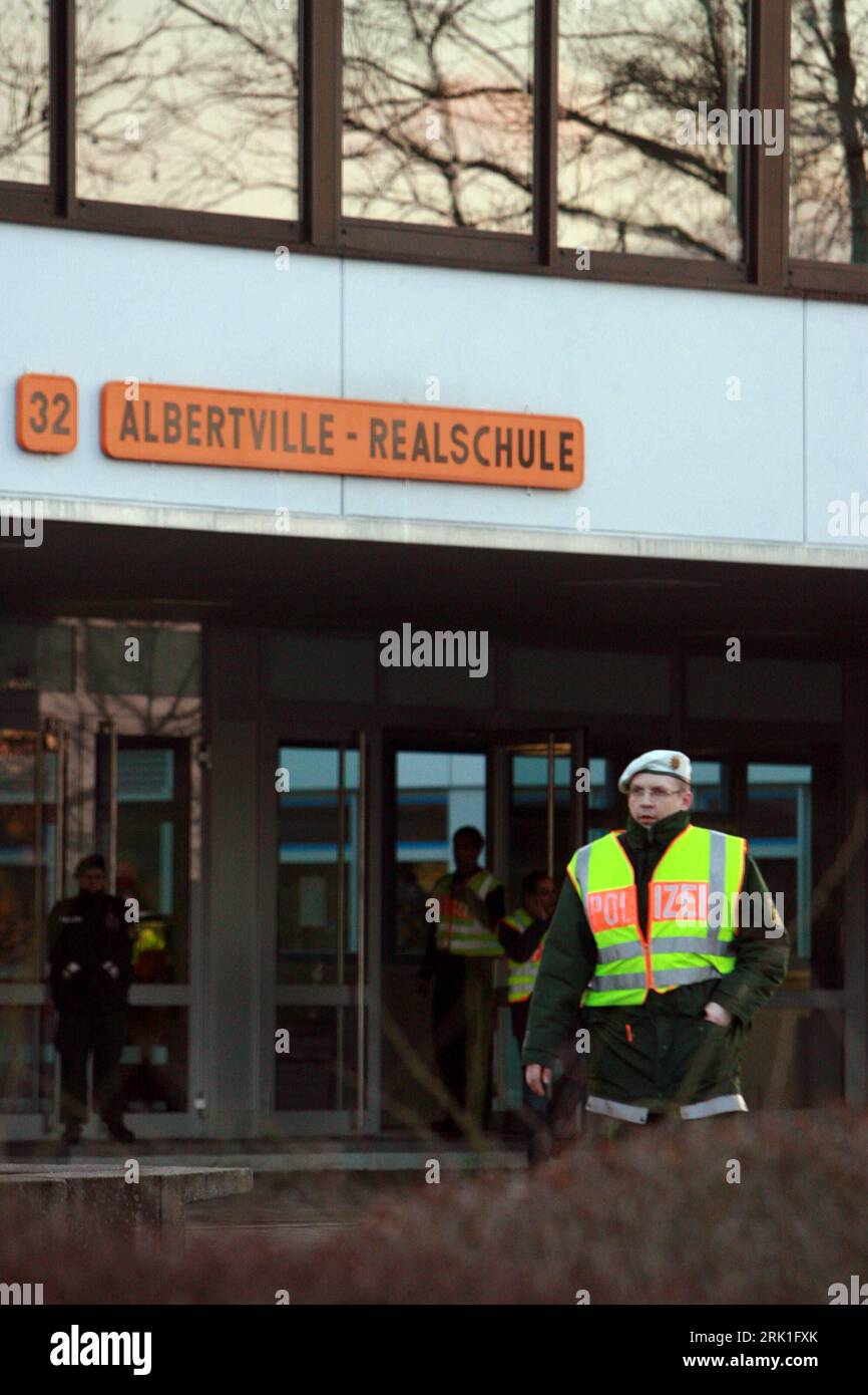 Polizisten nach dem Amoklauf eines ehemaligen Schülers vor der Albertville-Realschule in Winnenden PUBLICATIONxNOTxINxCHN Foto de stock