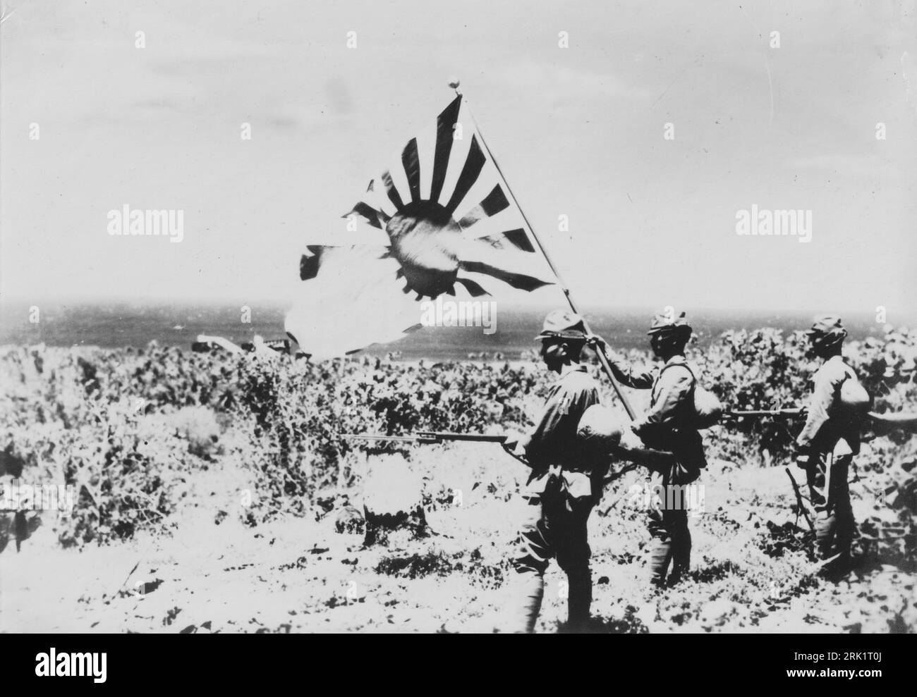 Guerra del Pacífico, 1941 – 1945. Las tropas de la Armada Imperial Japonesa levantan la bandera naval después de ocupar la isla de Nauru después de ocupar la isla en agosto de 1942. Foto de stock