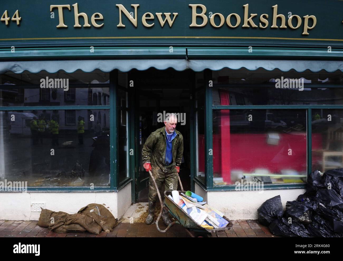 Bildnummer: 53629058 Datum: 26.11.2009 Copyright: Imago/Xinhua (091126) -- COCKERMOUTH, 26 de noviembre de 2009 (Xinhua) -- Un hombre lleva libros sumergidos en una inundación de una librería en Cockermouth, noroeste de Inglaterra, 26 de noviembre de 2009. La Agencia Británica de Medio Ambiente ha anunciado que solo una advertencia de inundación sigue vigente en Cumbria, una semana después de que las lluvias sin precedentes provocaran algunas de las peores inundaciones del país, mientras que el Consejo del Condado de Cumbria ha dicho que 21 puentes de carretera siguen cerrados. (Xinhua/Zeng Yi) (cl) BRITAIN-COCKERMOUTH-FLOOD-AFTERMATH PUBLICATIONxNOTxINxCHN Überschwemmung kbdig xmk 2009 que Foto de stock