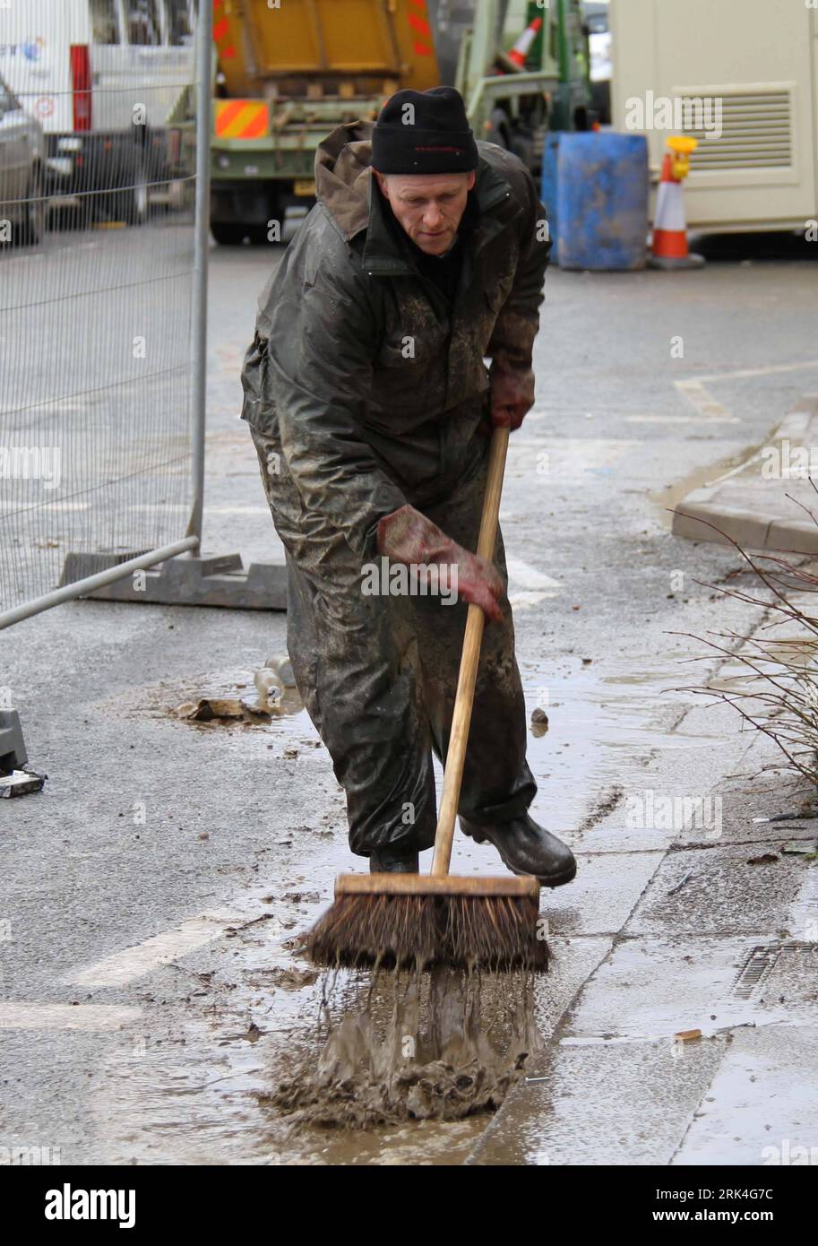 Bildnummer: 53629052 Datum: 26.11.2009 Copyright: Imago/Xinhua (091126) -- COCKERMOUTH, 26 de noviembre de 2009 (Xinhua) -- Un hombre limpia la calle después de una inundación en Cockermouth, noroeste de Inglaterra, 26 de noviembre de 2009. La Agencia Británica de Medio Ambiente ha anunciado que solo una advertencia de inundación sigue vigente en Cumbria, una semana después de que las lluvias sin precedentes provocaran algunas de las peores inundaciones del país, mientras que el Consejo del Condado de Cumbria ha dicho que 21 puentes de carretera siguen cerrados. (Xinhua/Wang Yahong) (cl) BRITÁN-COCKERMOUTH-INUND-AFTERMATH PUBLICATIONxNOTxINxCHN Überschwemmung kbdig xmk 2009 hoch O0 Aufrä Foto de stock