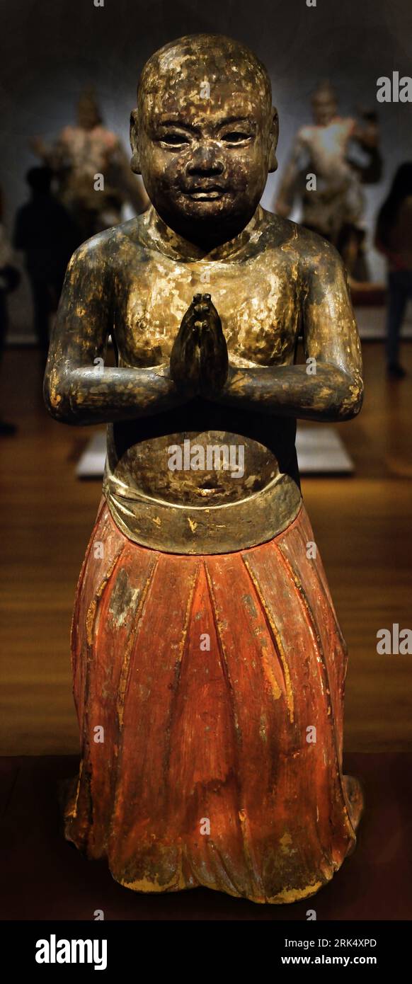 Shotoku Taishi, anónimo, 1200 - 1350 madera de Japón, trazas de policromía, 74,5cm x 32cm x 40cm , El budismo se afianzó en Japón a mediados del siglo VI. Alrededor de 600, el estadista Shotoku Taishi fue un gran defensor de la nueva religión. Más tarde sería venerado como una deidad él mismo. Aquí Shotoku Taishi es representado como un hijo de dos, la edad en la que tradicionalmente se cree que ha adorado a Buda por primera vez. El escultor ha rendido con éxito un rostro infantil, pero que sin embargo transmite gran sabiduría. Rijksmuseum Amsterdam Foto de stock