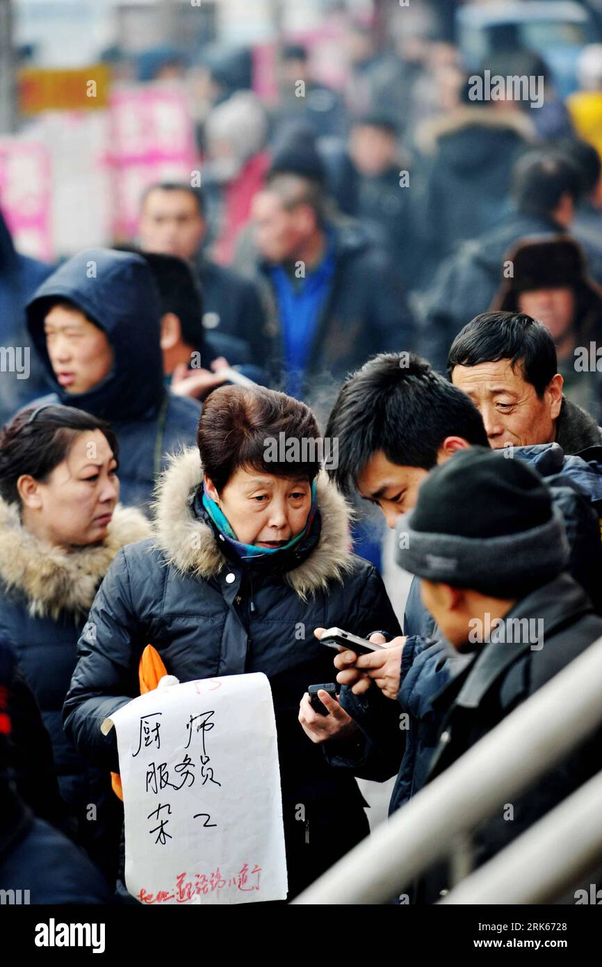 Bildnummer: 53807569 Datum: 20.02.2010 Copyright: Imago/Xinhua (100220) -- HARBIN, 20 de febrero de 2010 (Xinhua) -- Un empleador habla con un solicitante de empleo en un mercado laboral local en Harbin, provincia de Heilongjiang, al noreste de China, 20 de febrero de 2010. Los empleadores acuden a los mercados laborales para contratar empleados durante el primer día laboral después de las vacaciones de una semana del Año Nuevo Lunar. (Xinhua/Wang Jianwei) (yc) (2)CHINA-HARBIN-LUNAR NUEVO AÑO TRABAJO (CN) PUBLICATIONxNOTxINxCHN Land Leute Arbeitslose Arbeitslosigkeit Jobsuche Gesellschaft kbdig xsk 20 hoch O0 Arbeitssuche, Bildnummer 53807569 Fecha 2010 Foto de stock