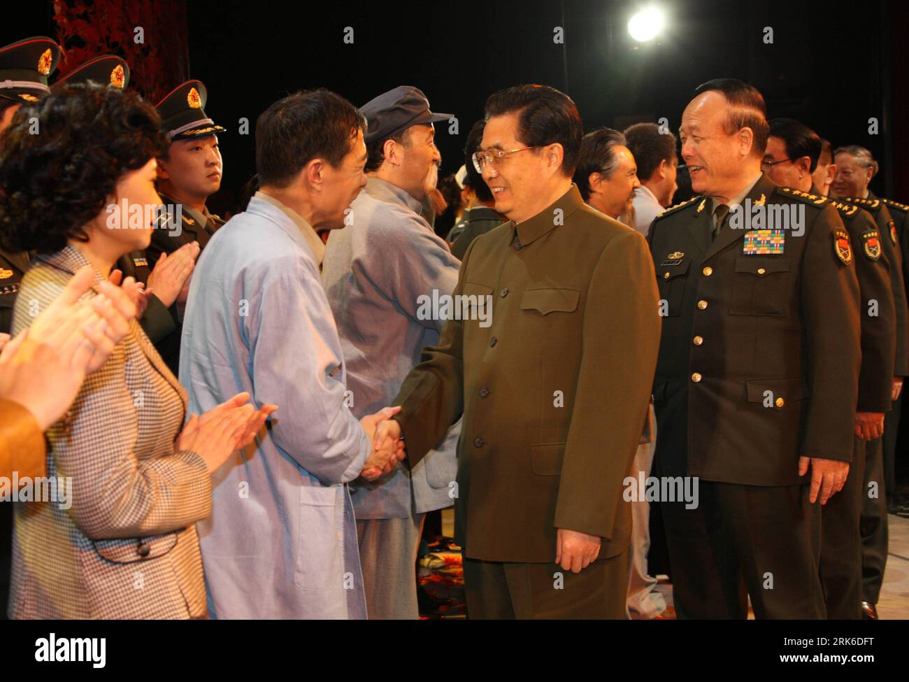 Bildnummer: 53830051 Datum: 02.03.2010 Copyright: Imago/Xinhua (100302) -- BEIJING, 2 de marzo de 2010 (Xinhua) -- Hu Jintao (C), secretario general del Comité Central del Partido Comunista de China, presidente chino y presidente de la Comisión Militar Central, se reúne con los artistas después de ver un drama en honor a Liu Yiquan. Secretario de archivo en los archivos del Ejército Popular de Liberación, en Beijing, capital de China, 2 de marzo de 2010. (Xinhua/Wang Jianmin) CHINA-BEIJING-HU JINTAO-DRAMA-LIU YIQUAN (CN) PUBLICATIONxNOTxINxCHN Gente Politik kbdig xmk 2010 quer premiumd número de archivo 5383 Foto de stock