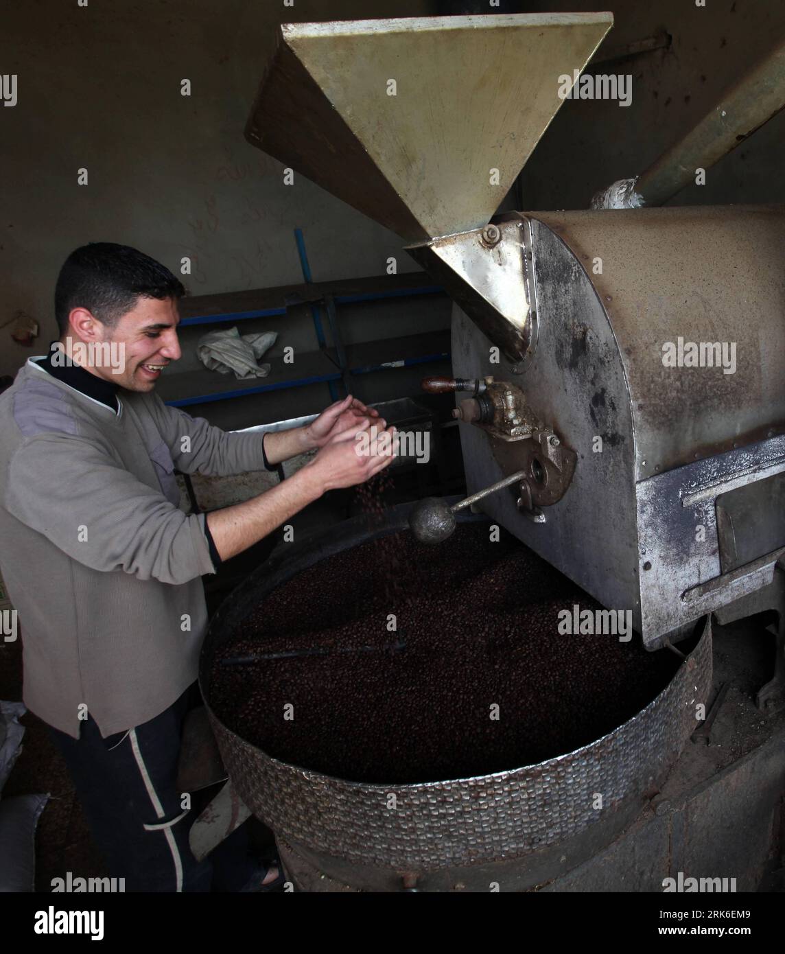 Bildnummer: 53834098 Datum: 04.03.2010 Copyright: Imago/Xinhua (100304)-- GAZA, 4 de marzo de 2010 (Xinhua) -- Un palestino tuesta granos de café en su tienda en la ciudad de Gaza el 4 de marzo de 2010. Israel ha estado impidiendo que el café entre en Gaza bajo el estrecho asedio desde 2007. Los comerciantes contrabandearon café a través de túneles bajo la frontera sur de Gaza con Egipto, el precio del café en Gaza casi se duplicó por esta razón. (Xinhua/Wissam Nassar) (cy) (3)MIDEAST-GAZA-COFFEE PUBLICATIONxNOTxINxCHN Palästina Gesellschaft Arbeitswelten Kaffee Rösterei Kaffeerösterei kbdig xub 2010 QUADRAT número de archivo 5383 Foto de stock