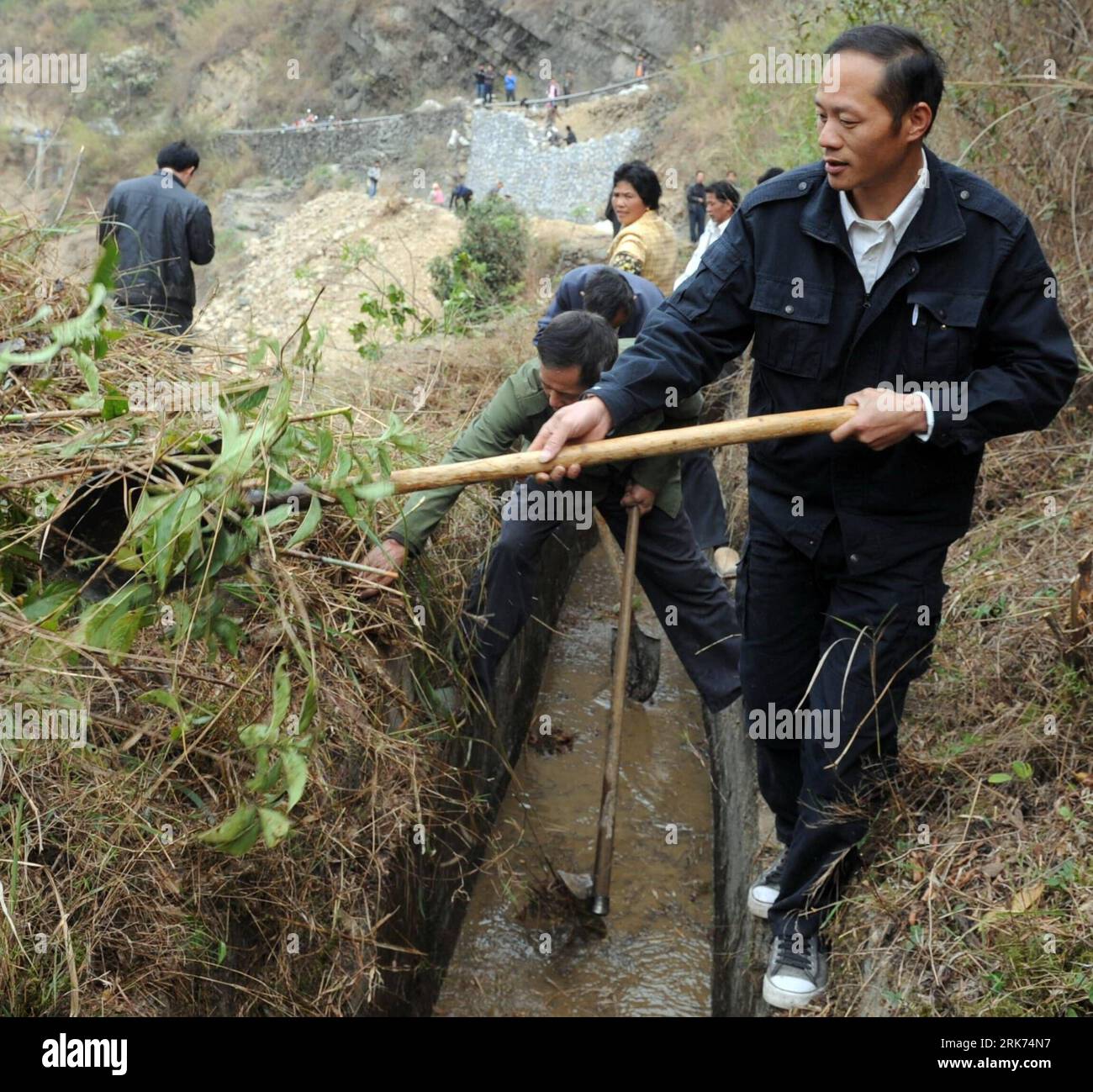 Bildnummer: 53862408 Datum: 16.03.2010 Copyright: Imago/Xinhua (100317) -- DONGLAN (GUANGXI), 17 de marzo de 2010 (Xinhua) -- del municipio de Aidong dragó el limo de un treanch de riego en el condado de Donglan, región autónoma de Guangxi Zhuang, suroeste de China, 16 de marzo de 2010. La sequía en el condado de Donglan, una de las áreas afectadas por la sequía en Guangxi, había afectado 82.300 Mu (5486 hectáreas) de tierras de cultivo en marzo de 17 y a 81.600 se le negó el fácil acceso al agua potable. El gobierno local y se movilizaron para luchar contra la sequía aquí. (Xinhua/Zhang Ailin) (wjd) (1)CHINA-GUANGXI-SEQUÍA (CN) P Foto de stock