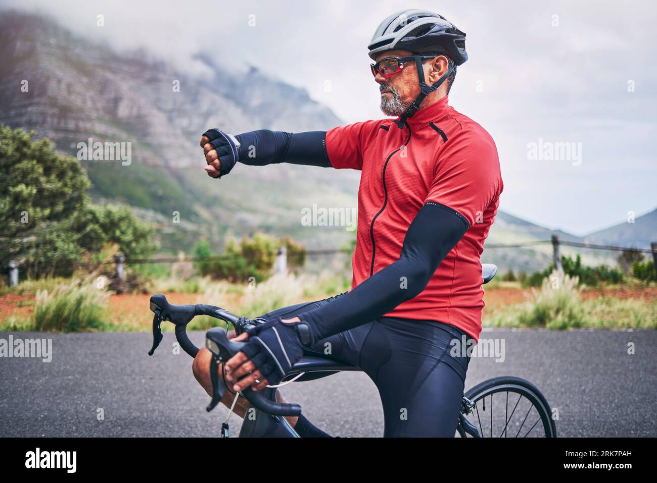 Reloj inteligente, hombre deportivo y bicicleta al aire libre para  comprobar el pulso, el tiempo de fitness o el progreso cardiovascular.  Ejercicio, aplicación de reloj de pulsera y equipo de ciclismo de