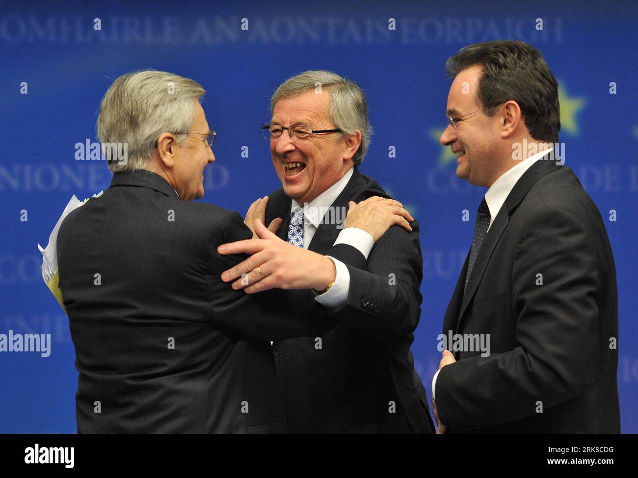 100502 -- BRUSELAS, 2 de mayo de 2010 Xinhua -- el presidente del Eurogrupo y primer ministro de Luxemburgo, Jean-Claude Juncker C, abraza al presidente del Banco Central Europeo, Jean-Claude Trichet L, mientras el ministro de Finanzas griego, George Papaconstantinou, observa en una conferencia de prensa después de la reunión de ministros de Finanzas del Eurogrupo en Bruselas, capital de Bélgica, el 2 de mayo de 2010. Los ministros de Finanzas de la eurozona acordaron el domingo activar el paquete de ayuda para Grecia, ofreciendo junto con el Fondo Monetario Internacional el FMI 110 millones de euros al país cargado de deuda en los próximos tres años. Xinhua/Wu Wei zw 1BELGIUM-BRUSELAS-GRE Foto de stock
