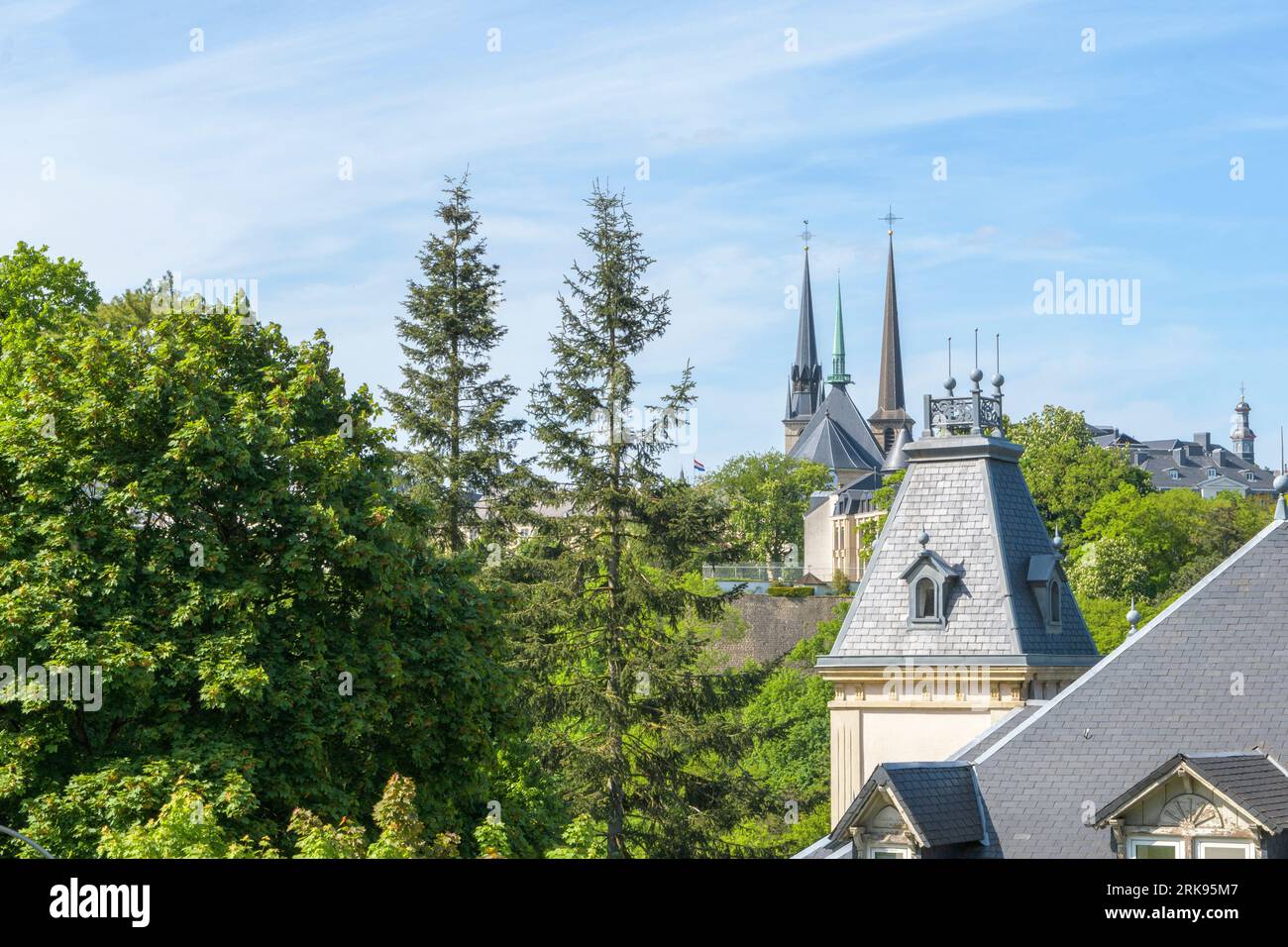 Ciudad de Luxemburgo-Luxemburgo 06-05-2023. Pintoresco paisaje urbano de la parte superior de la catedral principal de luxemburgo y otros edificios antiguos contra la ba Foto de stock