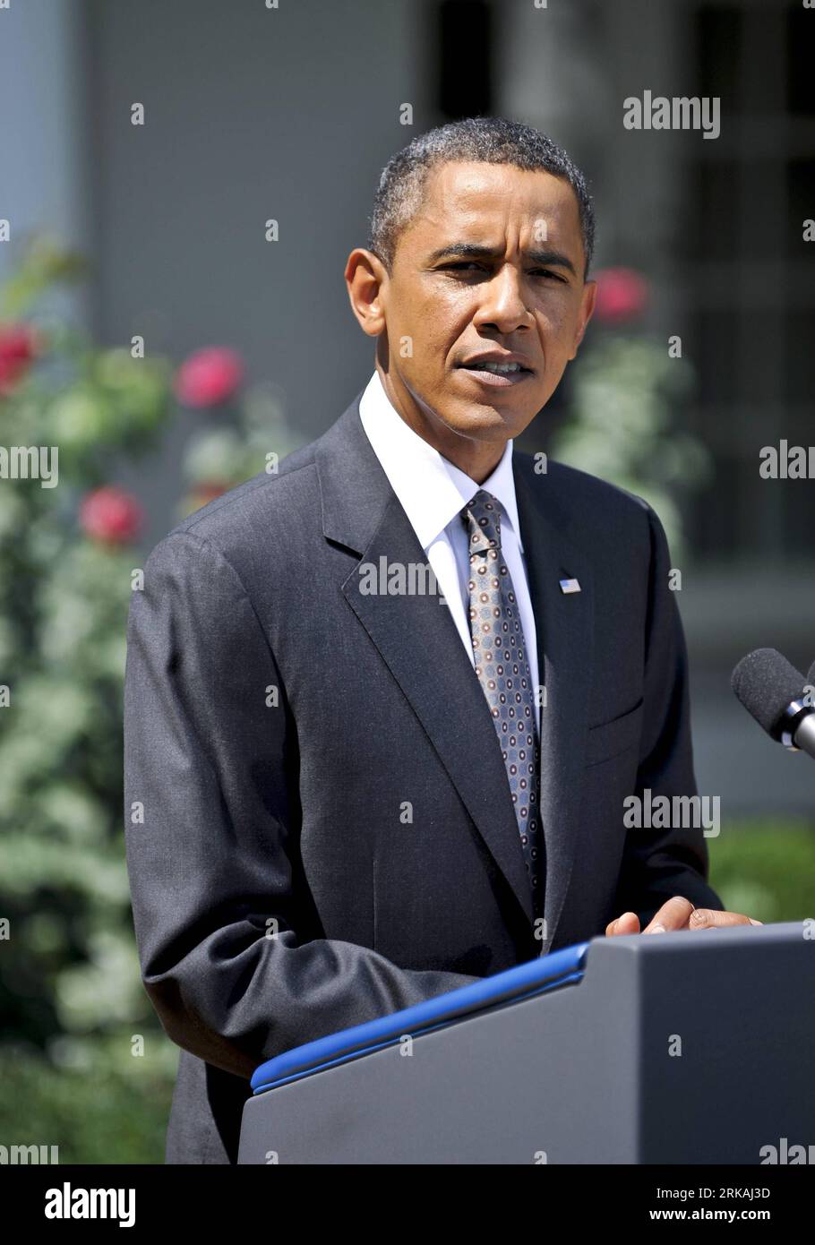 Bildnummer: 54367256 Datum: 30.08.2010 Copyright: Imago/Xinhua (100830) -- WASHINGTON D.C., 30 de agosto de 2010 (Xinhua) -- El presidente de los Estados Unidos, Barack Obama, hace una declaración en el Jardín de las Rosas de la Casa Blanca en Washington D.C., capital de los Estados Unidos, el 30 de agosto de 2010. Obama dijo el lunes que su equipo económico había discutido medidas adicionales para impulsar la economía, y nuevamente instó al Congreso a aprobar un proyecto de ley que reduciría más impuestos y pondría a disposición más préstamos a las pequeñas empresas. (Xinhua/Zhang Jun) (3)EEUU-WASHINGTON-OBAMA-ECONOMÍA PUBLICATIONxNOTxINxCHN POLITIK People Porträt Prem Foto de stock