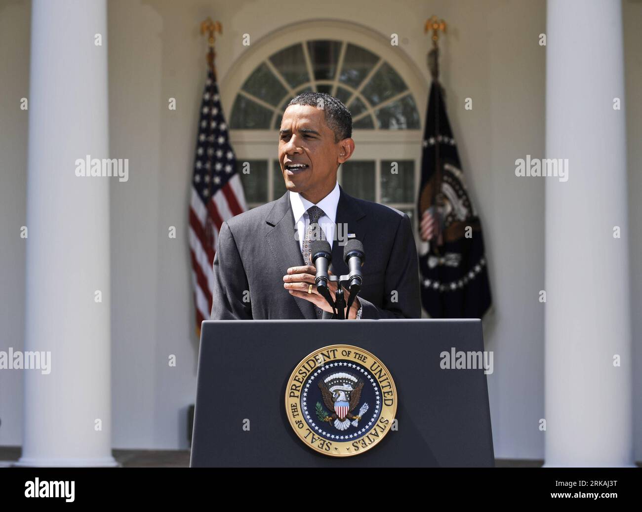 Bildnummer: 54367263 Datum: 30.08.2010 Copyright: Imago/Xinhua (100830) -- WASHINGTON D.C., 30 de agosto de 2010 (Xinhua) -- El presidente de los Estados Unidos, Barack Obama, hace una declaración en el Jardín de las Rosas de la Casa Blanca en Washington D.C., capital de los Estados Unidos, el 30 de agosto de 2010. Obama dijo el lunes que su equipo económico había discutido medidas adicionales para impulsar la economía, y nuevamente instó al Congreso a aprobar un proyecto de ley que reduciría más impuestos y pondría a disposición más préstamos a las pequeñas empresas. (Xinhua/Zhang Jun) (1)EE.UU.-WASHINGTON-OBAMA-ECONOMÍA PUBLICATIONxNOTxINxCHN POLITIK People Premiumd xin Foto de stock