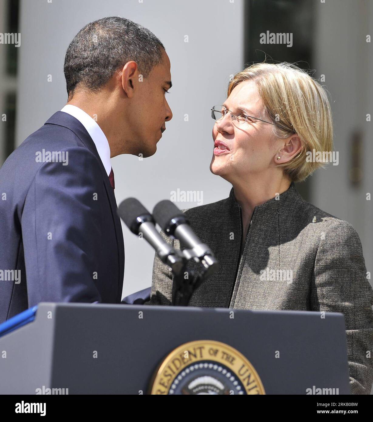 Bildnummer: 54439675 Datum: 17.09.2010 Copyright: Imago/XINHUA (100917) -- WASHINGTON, 17 de septiembre de 2010 (XINHUA) -- El presidente Obama besa a la defensora del consumidor Elizabeth Warren en el Jardín de las Rosas de la Casa Blanca en Washington D.C., capital de los Estados Unidos, 17 de septiembre de 2010. Obama anunció el viernes el nombramiento de Elizabeth Warren para servir como asistente del Presidente y asesora especial del Secretario del Tesoro en la Oficina de Protección Financiera del Consumidor. (Xinhua/Zhang Jun) EEUU-WASHINGTON-OBAMA-ECONOMÍA-WARREN PUBLICATIONxNOTxINxCHN POLITIK USA kbdig xmk 2010 cuadrante Foto de stock