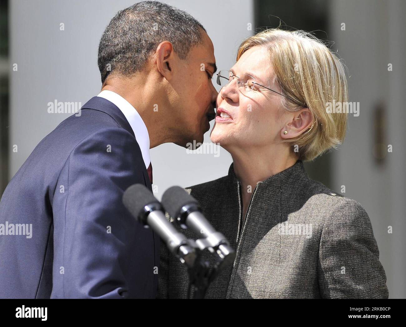 Bildnummer: 54439677 Datum: 17.09.2010 Copyright: Imago/XINHUA (100917) -- WASHINGTON, 17 de septiembre de 2010 (XINHUA) -- El presidente Obama besa a la defensora del consumidor Elizabeth Warren en el Jardín de las Rosas de la Casa Blanca en Washington D.C., capital de los Estados Unidos, 17 de septiembre de 2010. Obama anunció el viernes el nombramiento de Elizabeth Warren para servir como asistente del Presidente y asesora especial del Secretario del Tesoro en la Oficina de Protección Financiera del Consumidor. (Xinhua/Zhang JUN) EEUU-WASHINGTON-OBAMA-ECONOMÍA-WARREN PUBLICATIONxNOTxINxCHN POPUTIK USA kbdig xmk 2010 quer pr Foto de stock