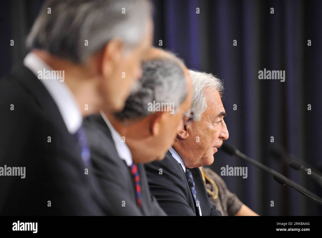 Número de imagen: 54523267 Fecha: 09.10.2010 Copyright: Imago/Xinhua (101009) -- WASHINGTON, 9 de octubre de 2010 (Xinhua) -- el Director Gerente del Fondo Monetario Internacional (FMI), Dominique Strauss-Kahn (R), habla durante una rueda de prensa después de la reunión del Comité Monetario y Financiero Internacional (CMFI) en la sede del Fondo Monetario Internacional (FMI) en Washington D.C., capital de Estados Unidos, el 9 de octubre de 2010. La comunidad mundial necesita luchar contra el proteccionismo para impulsar el crecimiento económico mundial, dijo el IMFC, el principal comité de políticas del FMI, en un comunicado. (Xinhua/Zhang Jun) (zw) U.S.-W Foto de stock