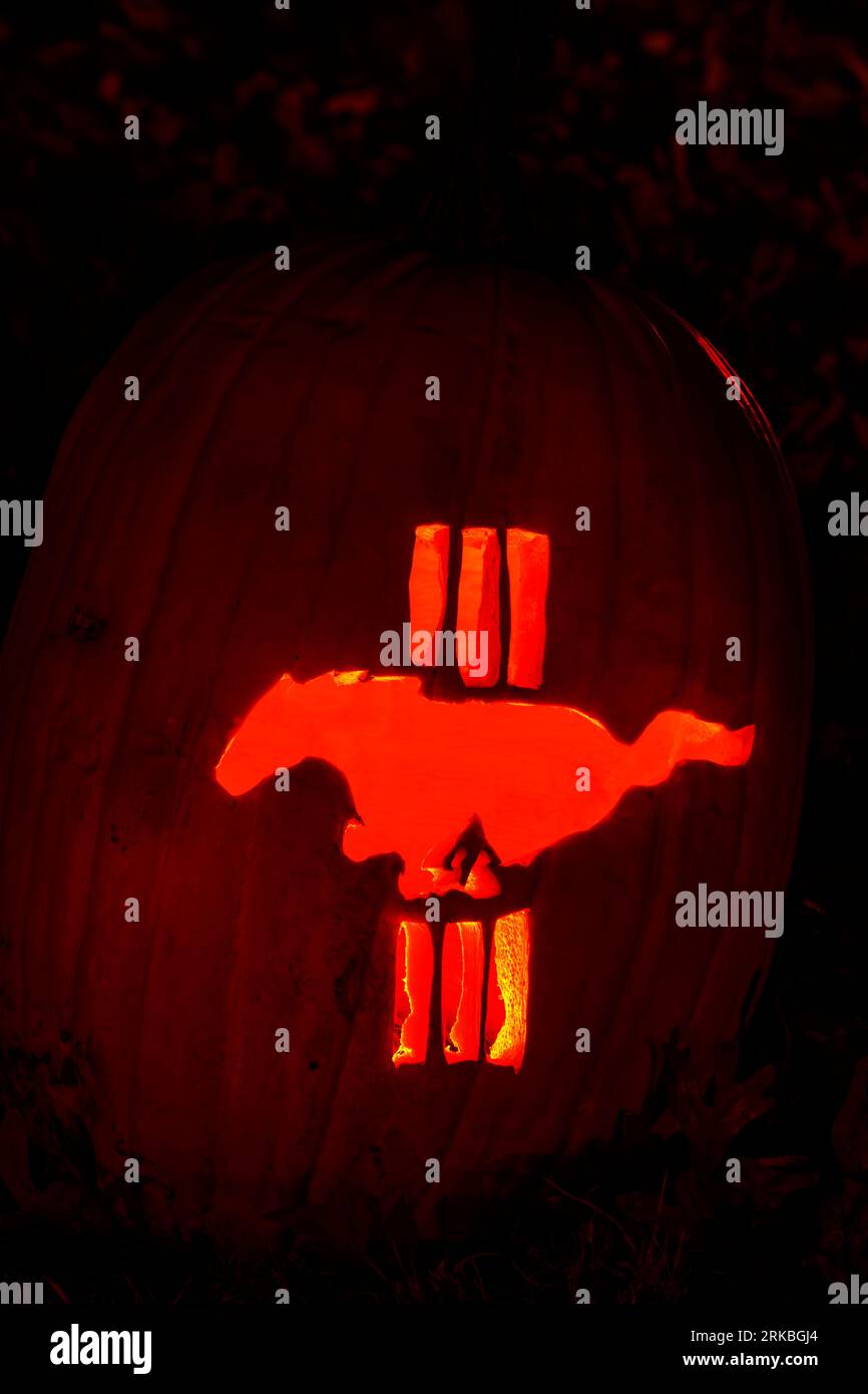 Emblema de Ford Mustang. Halloween tema tallado calabaza. El Stoddard Avenue Pumpkin Glow. Dayton, Ohio, EE.UU. Foto de stock