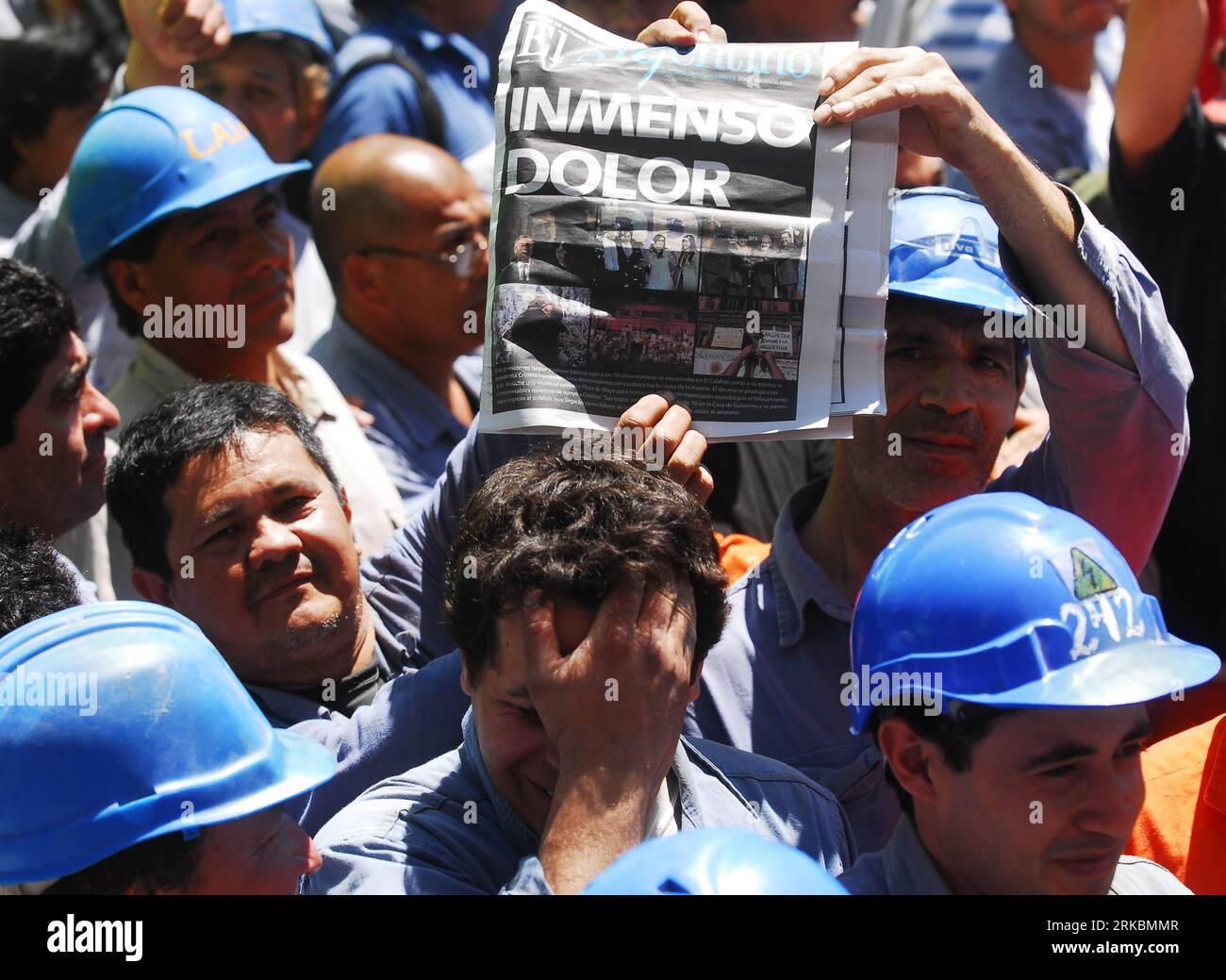 Bildnummer: 54578650 Datum: 28.10.2010 Copyright: Imago/Xinhua BUENOS AIRES, 28 de octubre de 2010 (Xinhua) -- Trabajadores de la construcción se reúnen en la Plaza de Mayo para rendir homenaje al ex presidente argentino Néstor Kirchner en Buenos Aires, Argentina, el 28 de octubre de 2010. El ex presidente argentino Néstor Kirchner (2003-2007), esposo de la actual presidenta argentina Cristina Fernández de Kirchner, murió el miércoles de un ataque al corazón. (Xinhua/Luciano Thieberger) (zw) ARGENTINA-BUENOS AIRES-KIRCHNER-DEATH PUBLICATIONxNOTxINxCHN Politik People Trauer Tod Trauerfeier Gedenken Abschied kbdig xub 2010 quer Bildnum Foto de stock