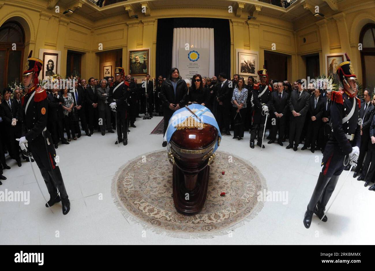 Número de archivo: 54578668 Fecha: 28.10.2010 Copyright: Imago/Xinhua BUENOS AIRES, Oct. 28, 2010 (Xinhua) -- en esta imagen de folleto proporcionada por la presidencia argentina, la presidenta argentina Cristina Fernández de Kirchner (C) se encuentra frente al ataúd de su difunto esposo, el ex presidente Néstor Kirchner, durante su estela en el Palacio Presidencial de Buenos Aires, Argentina, el 28 de octubre de 2010. El ex presidente argentino Néstor Kirchner (2003-2007), esposo de la actual presidenta argentina Cristina Fernández de Kirchner, murió el miércoles de un ataque al corazón. (Xinhua/Presidencia Argentina) (zw) ARGENTI Foto de stock